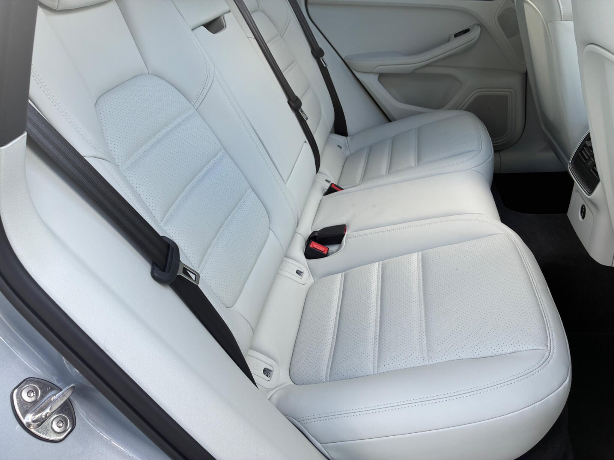 Porsche Macan view 22