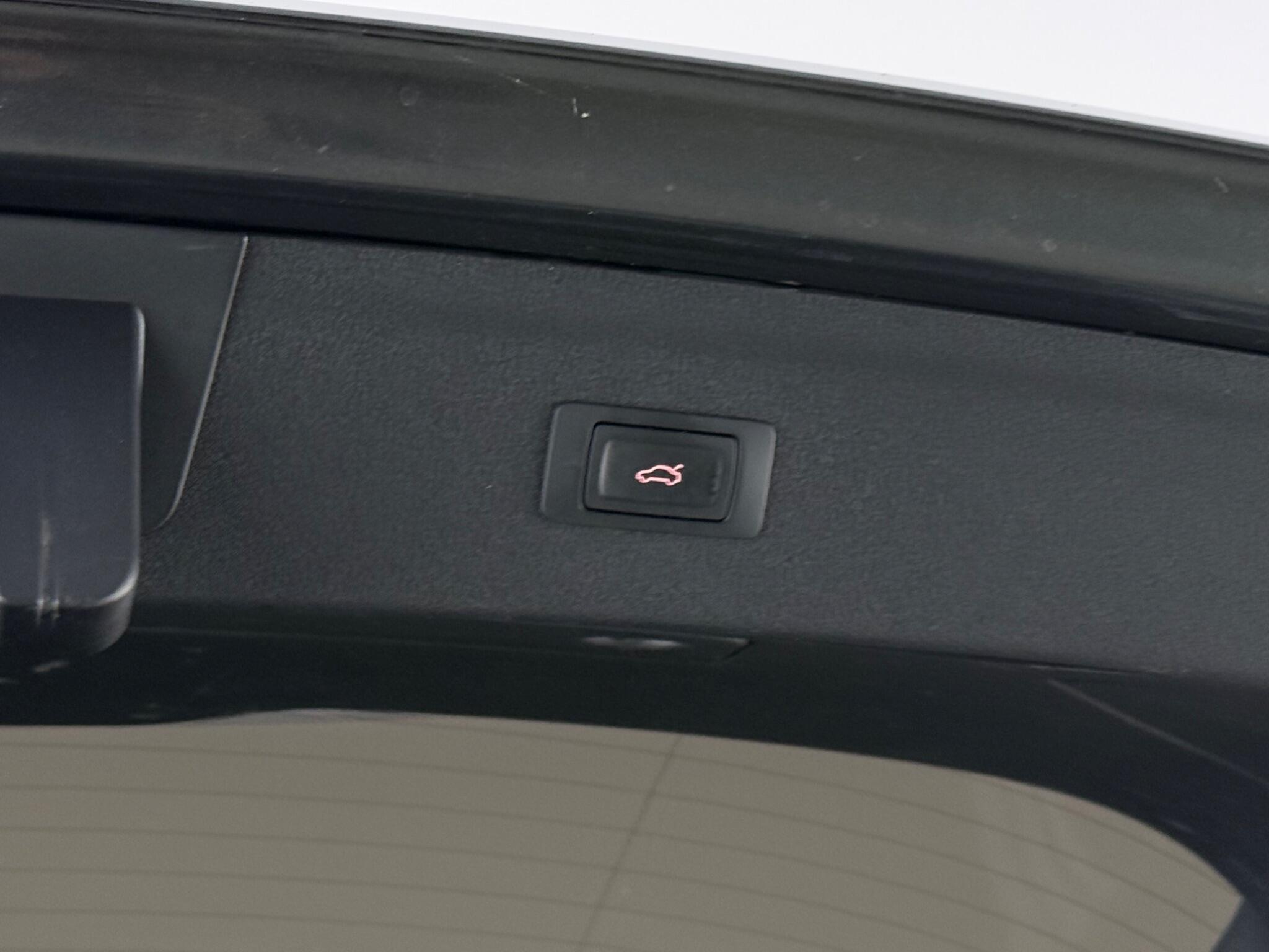 Audi Q3 view 11