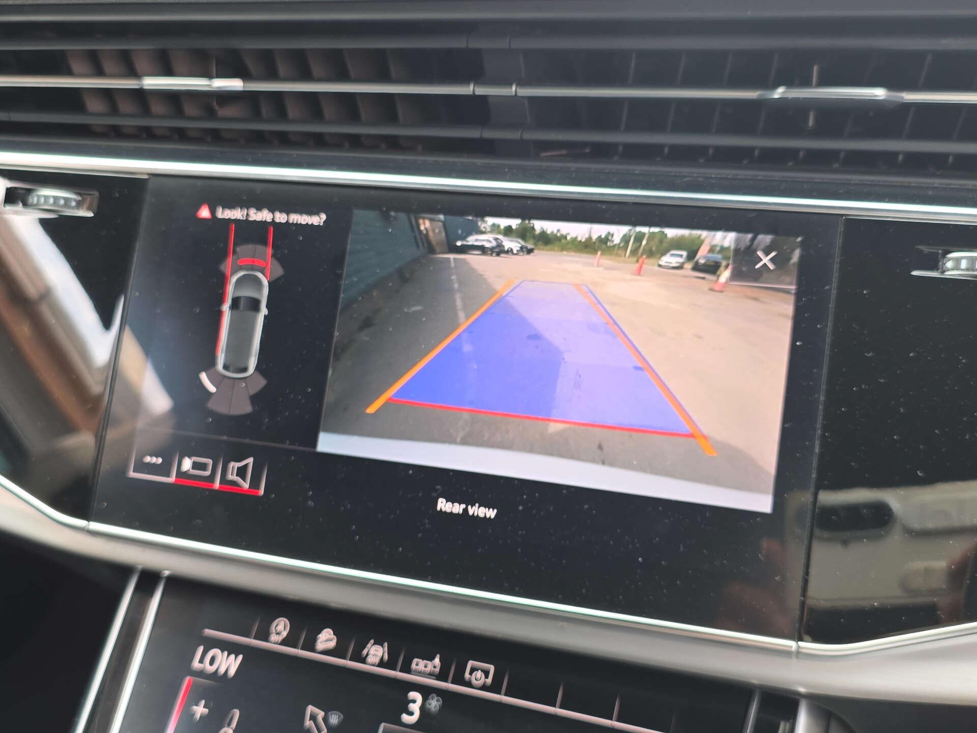 Audi Q8 view 27