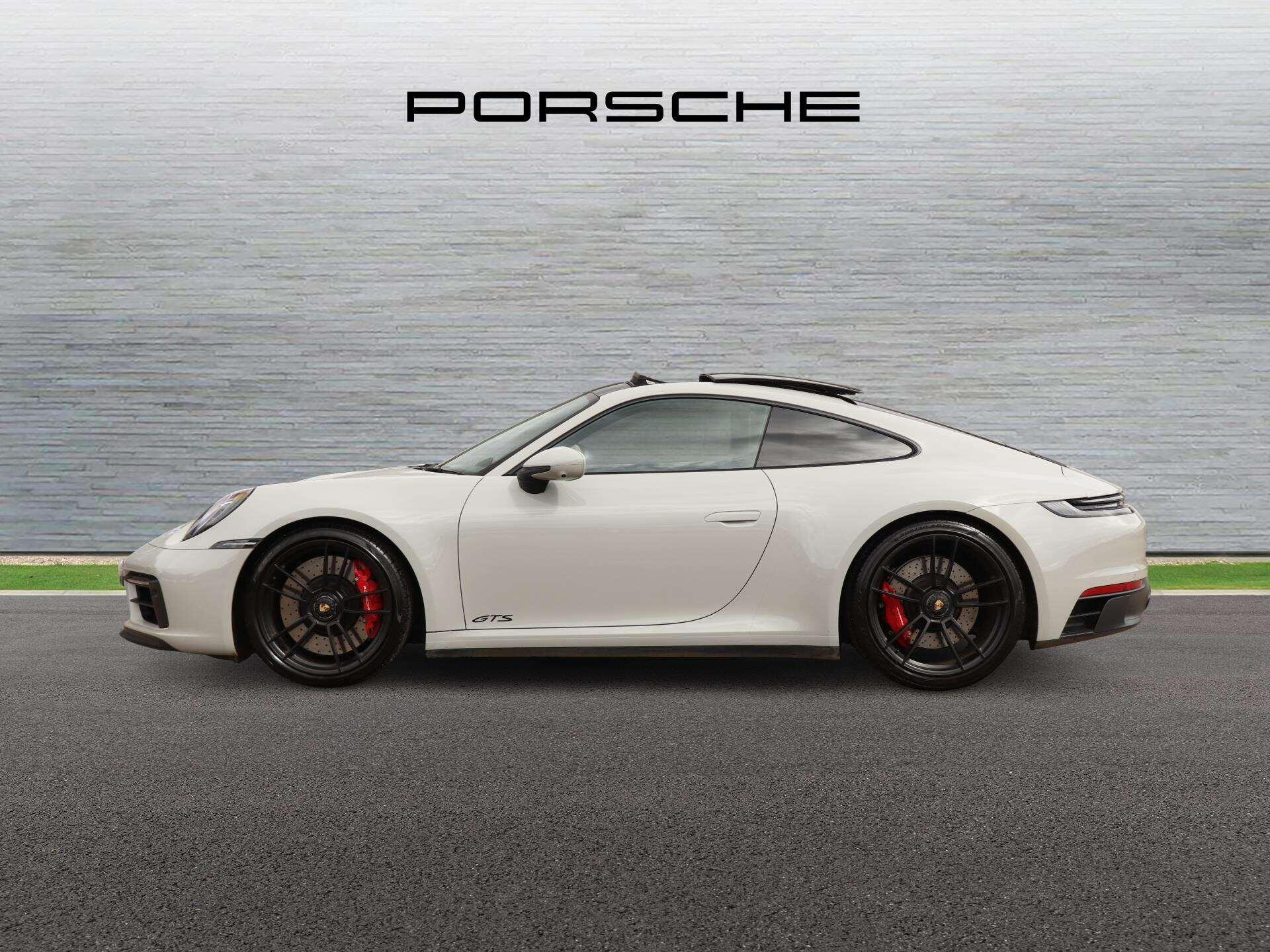 Porsche 911 view 6