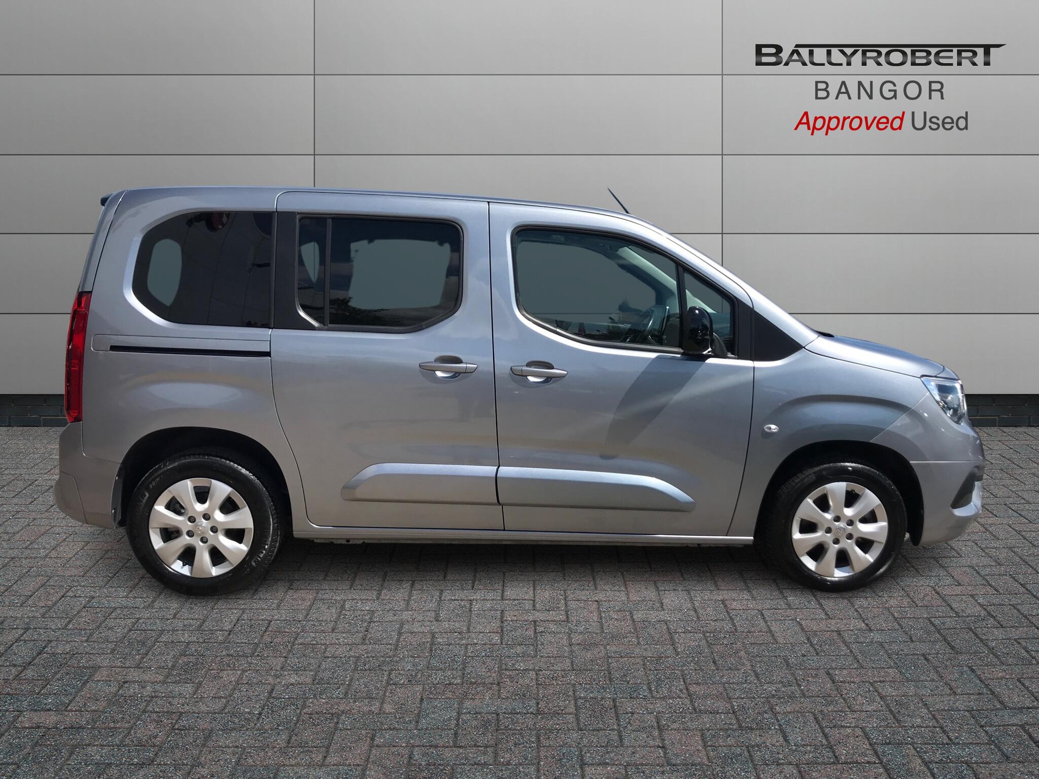Vauxhall Combo Life Electric view 3