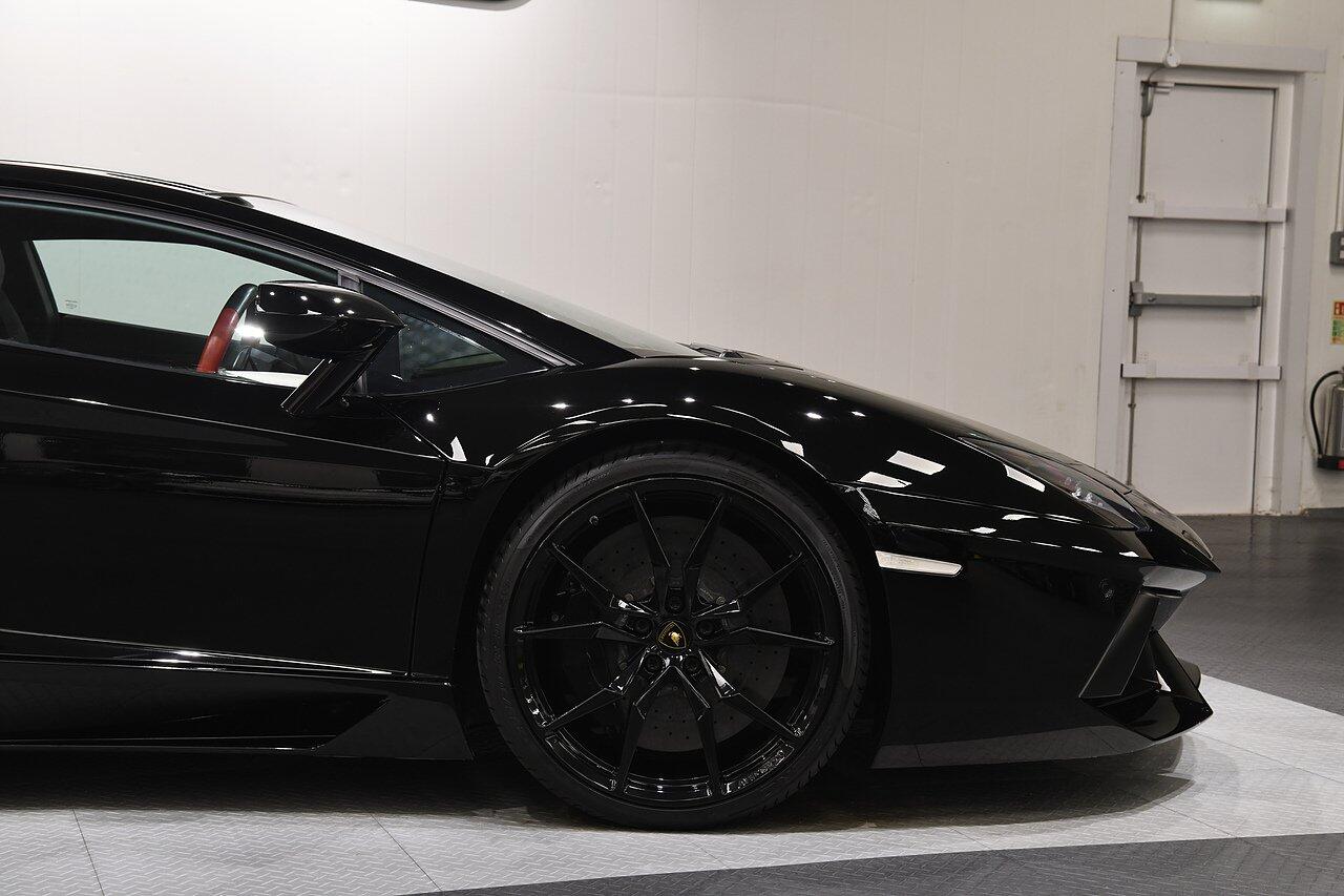Lamborghini Aventador view 31