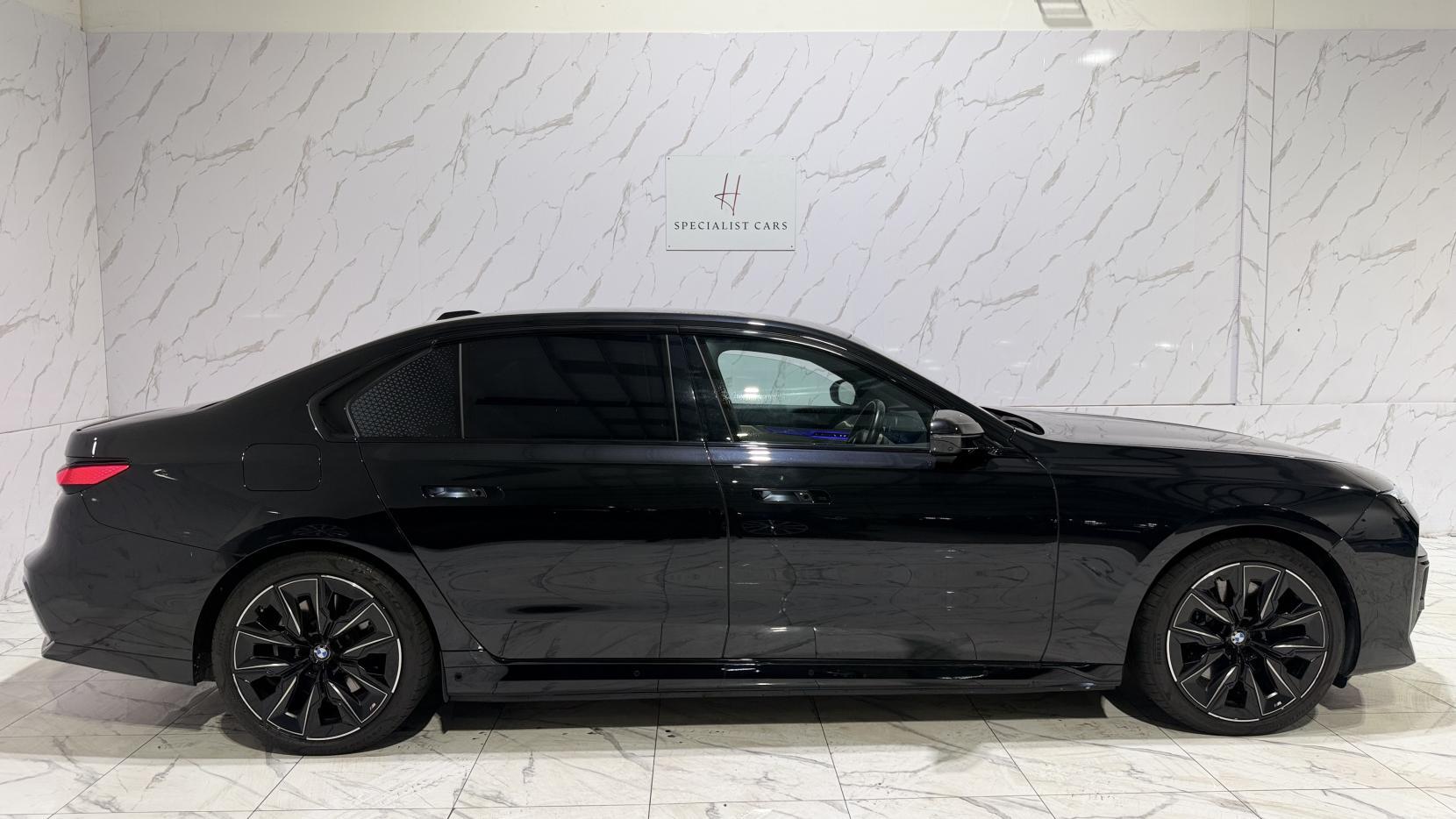 BMW i7 view 4