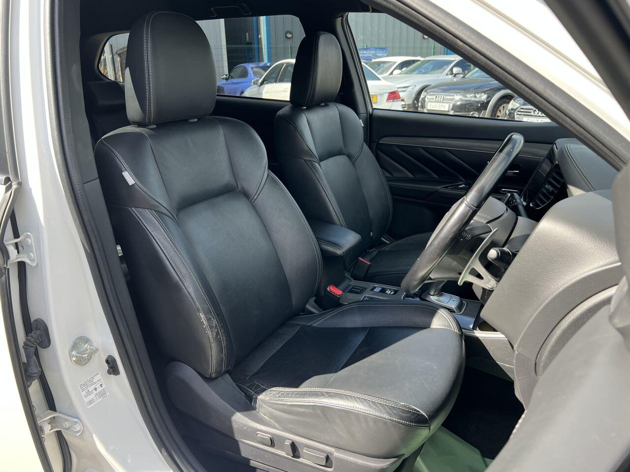 Mitsubishi Outlander view 16