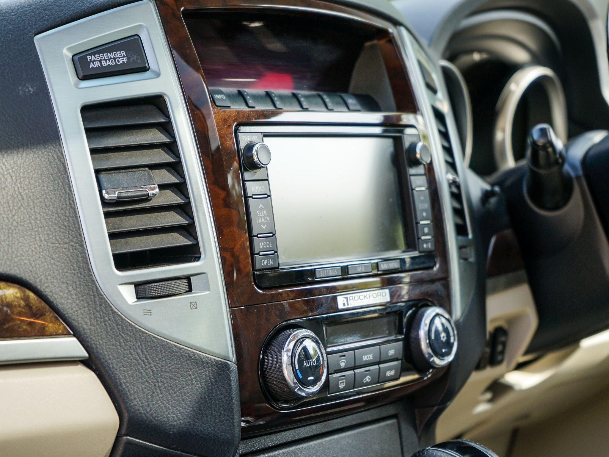 Mitsubishi Shogun view 18