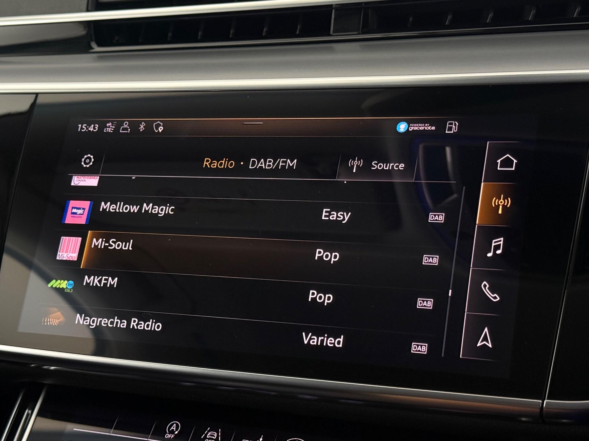 Audi A8 view 25