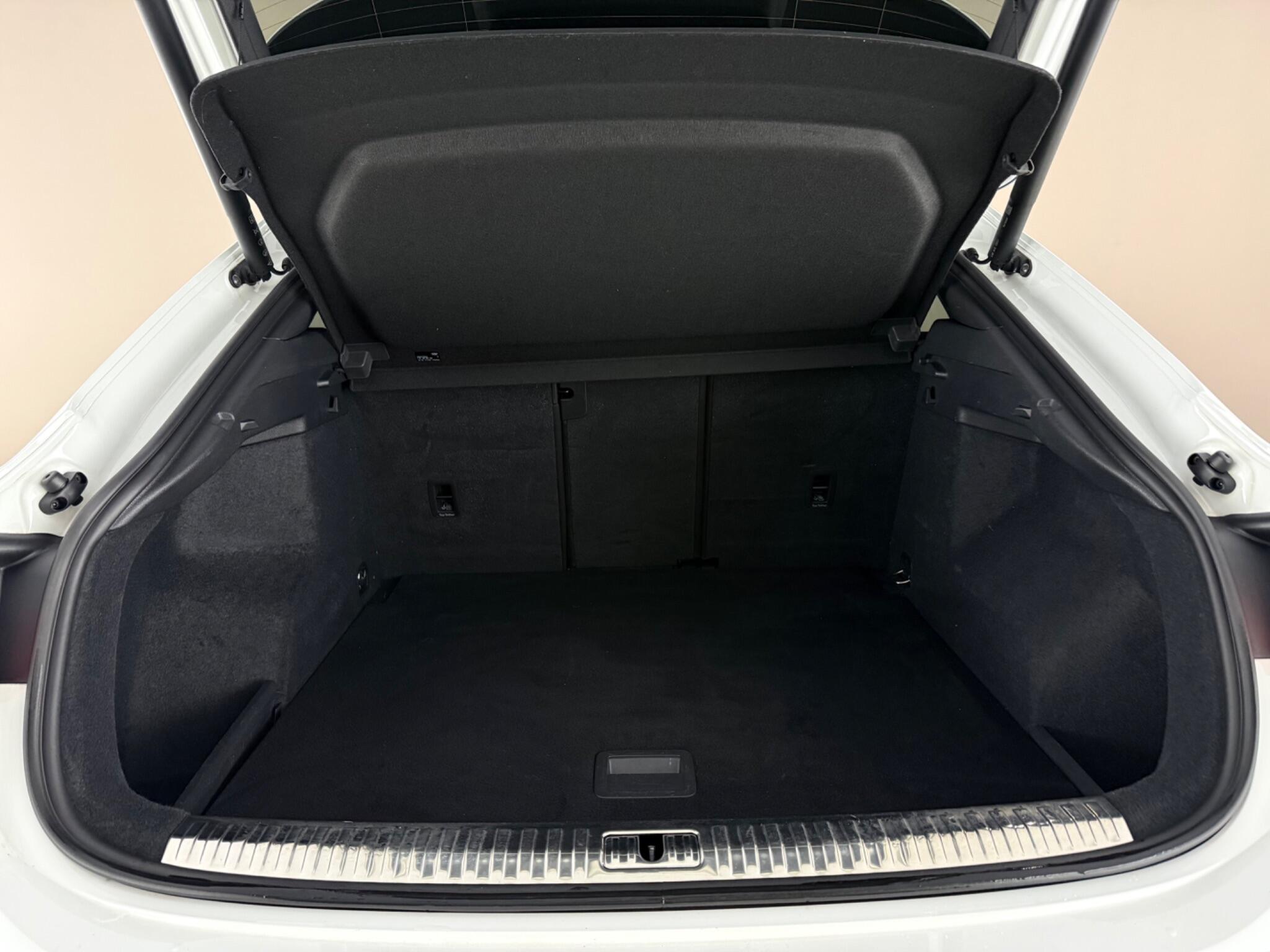 Audi Q3 view 10
