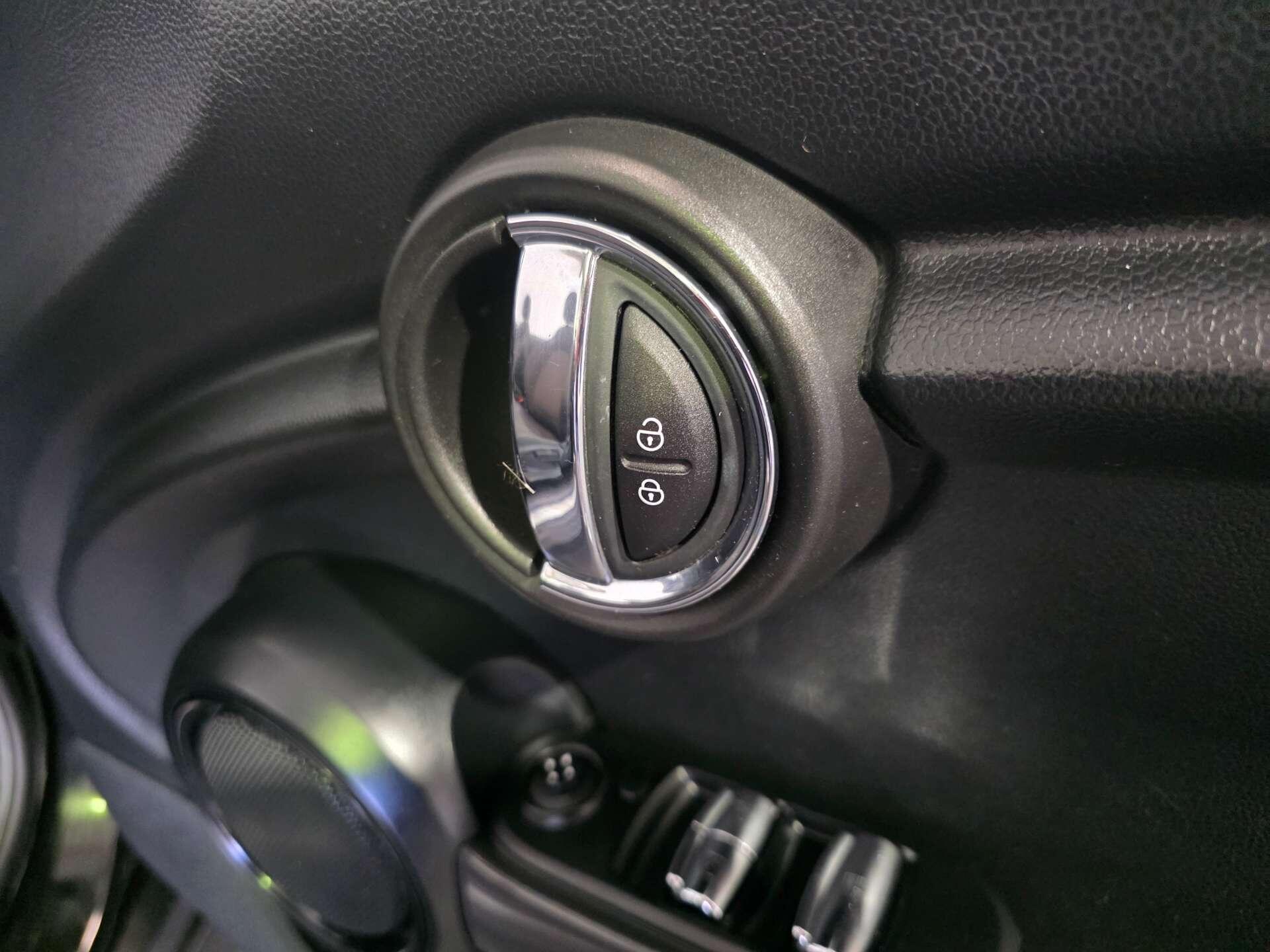 Mini Convertible view 16