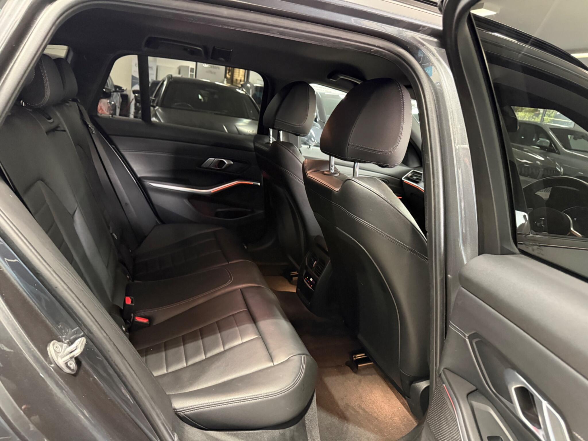 BMW 3 Series view 30