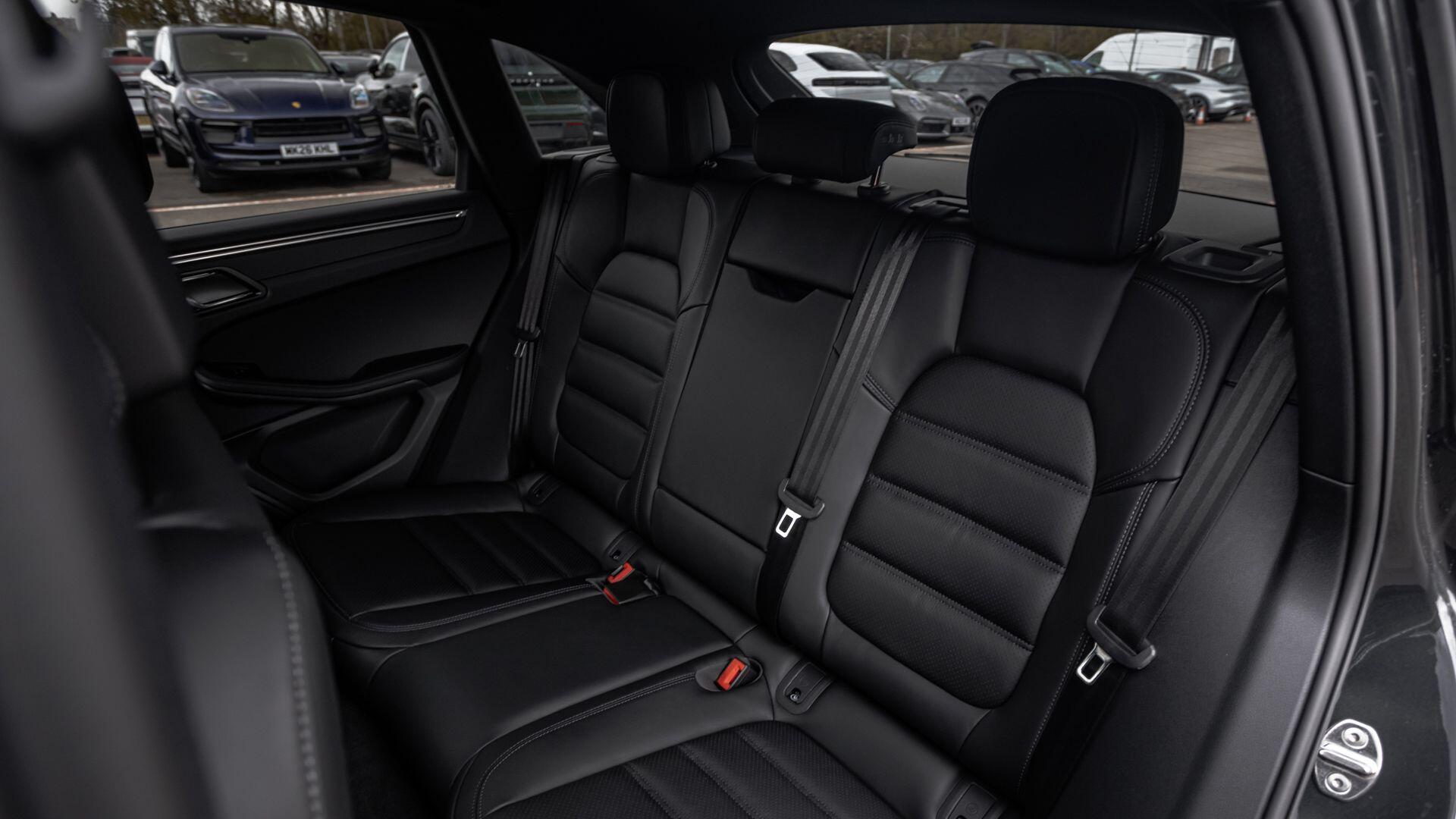 Porsche Macan view 14