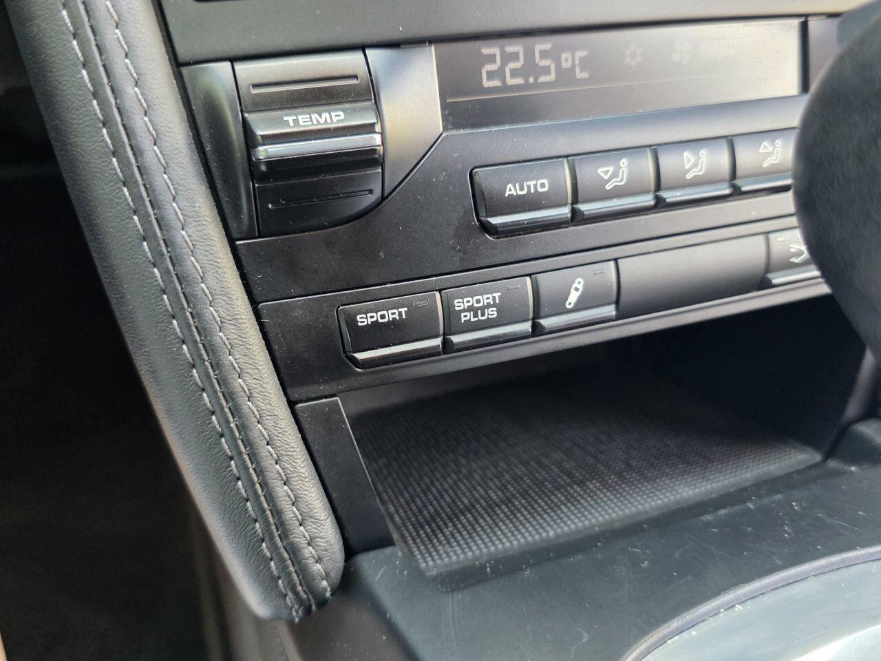 Porsche 911 view 34