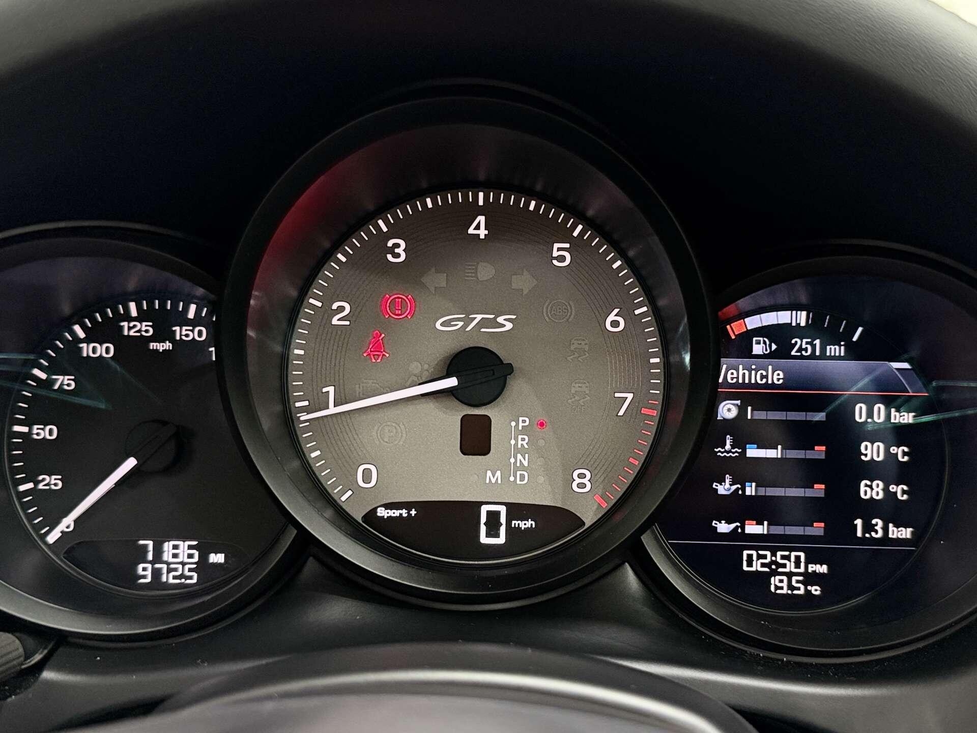 Porsche Macan view 21
