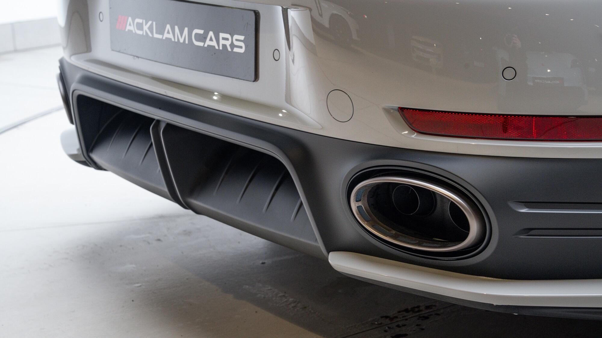 Porsche 911 view 14