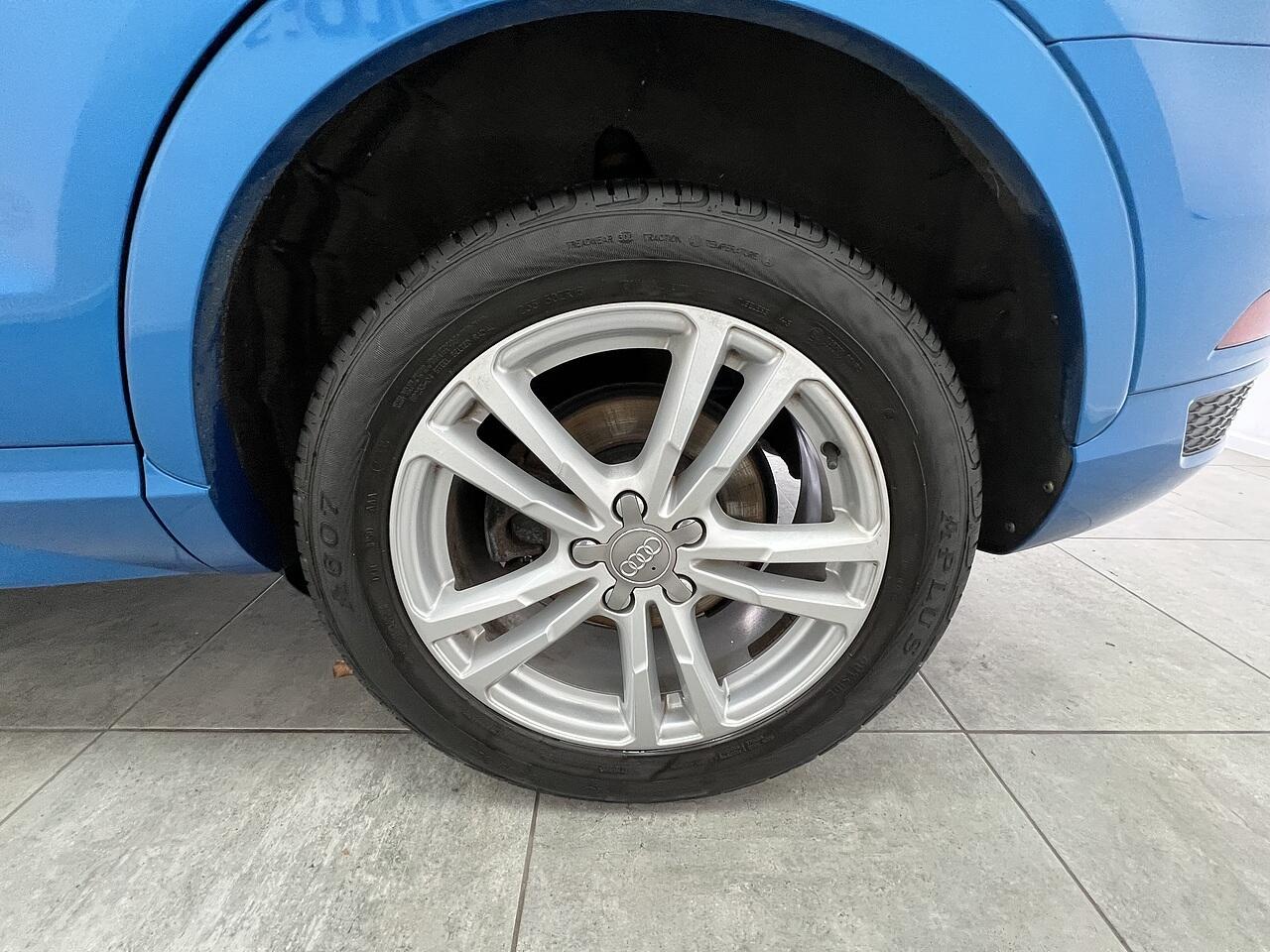 Audi Q3 view 18