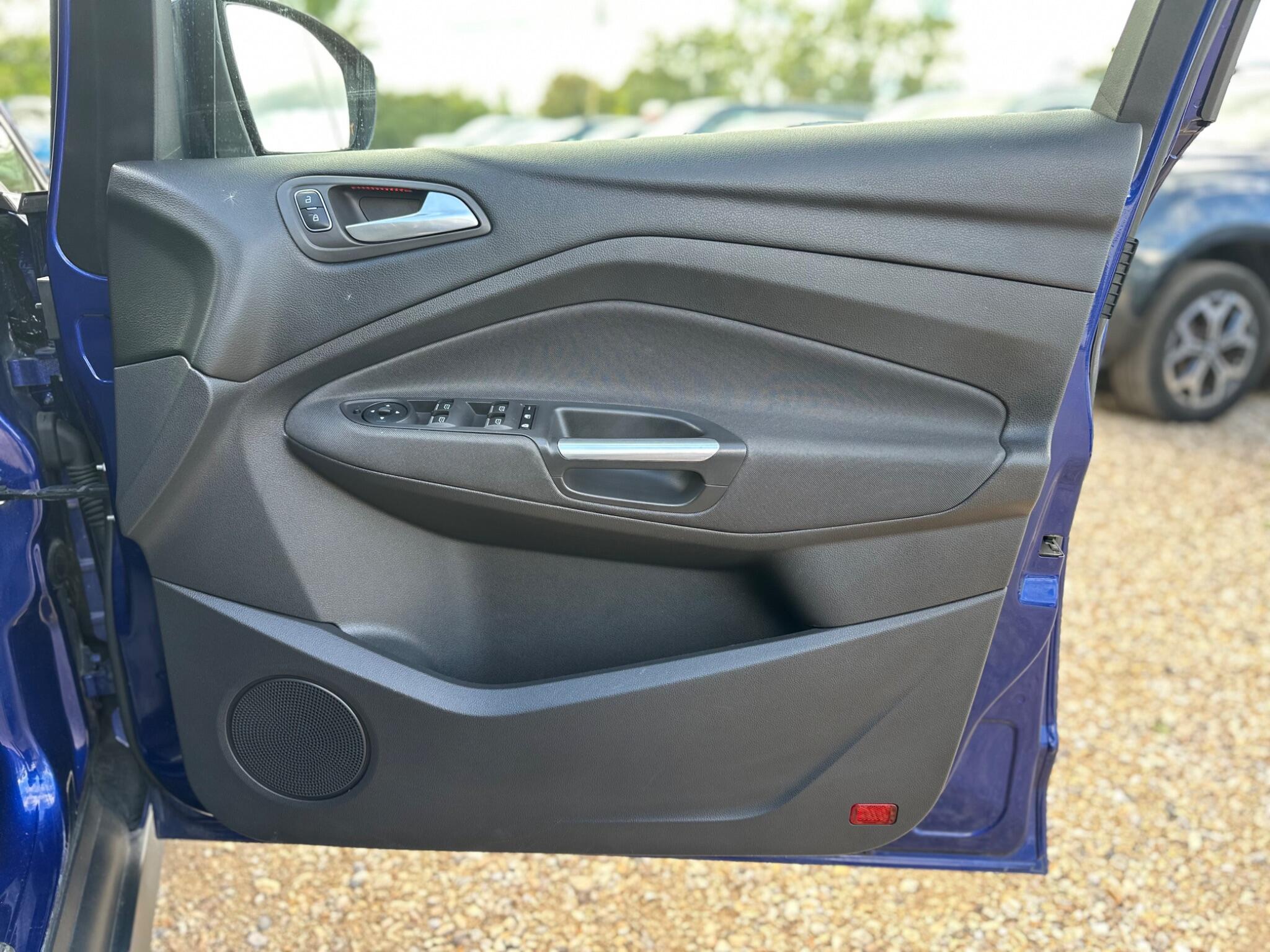 Ford Grand C-Max view 60