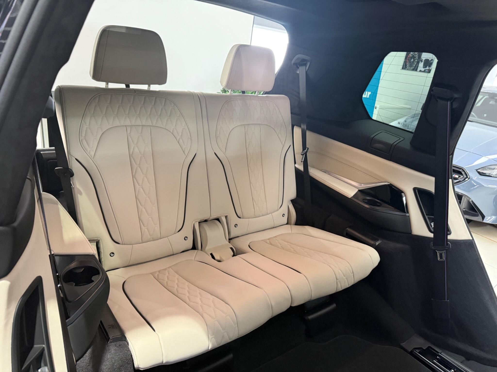 BMW X7 view 49