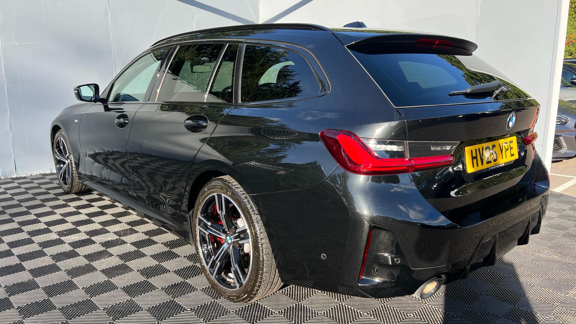 BMW 3 Series view 30