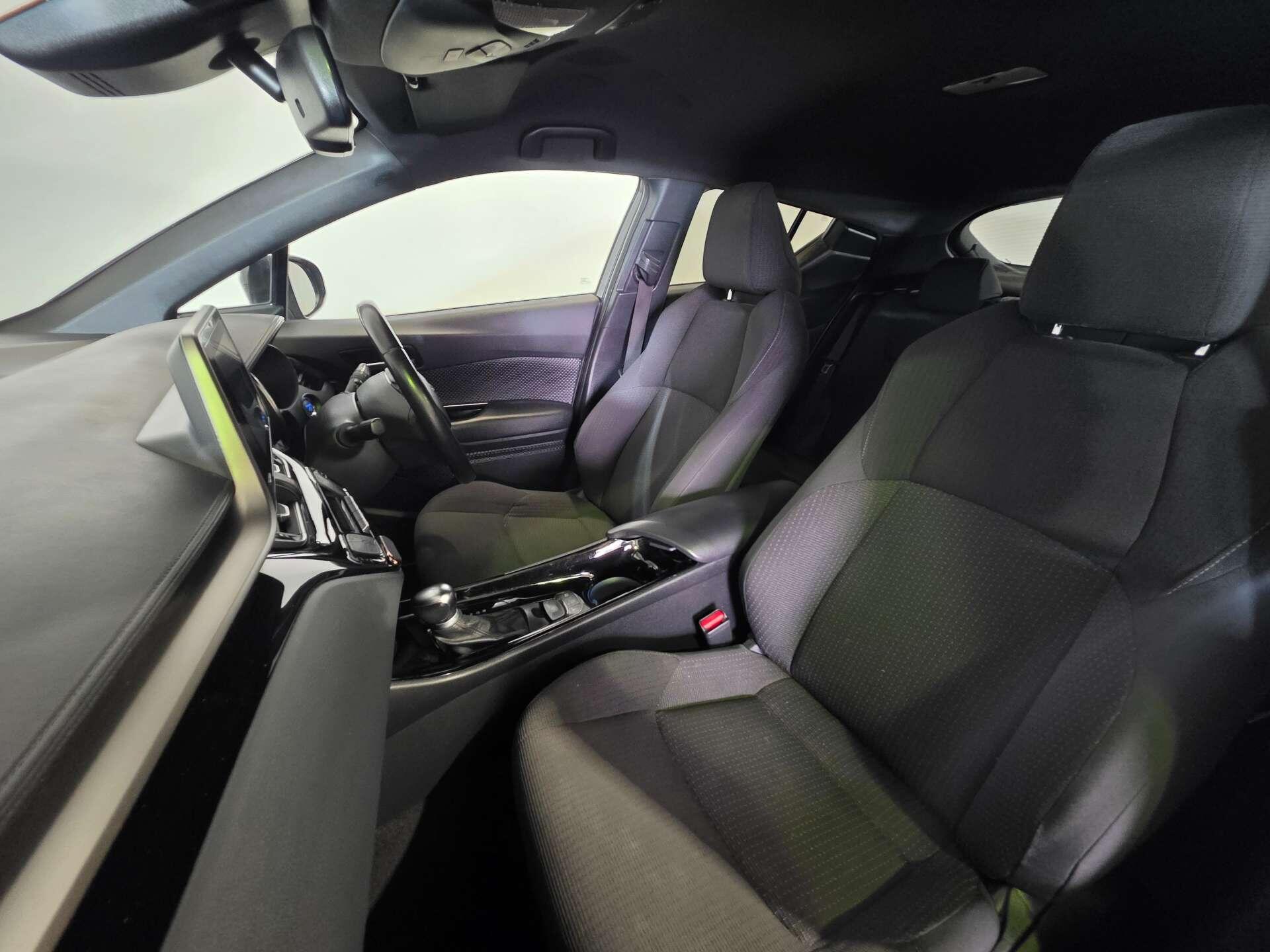 Toyota C-HR view 50
