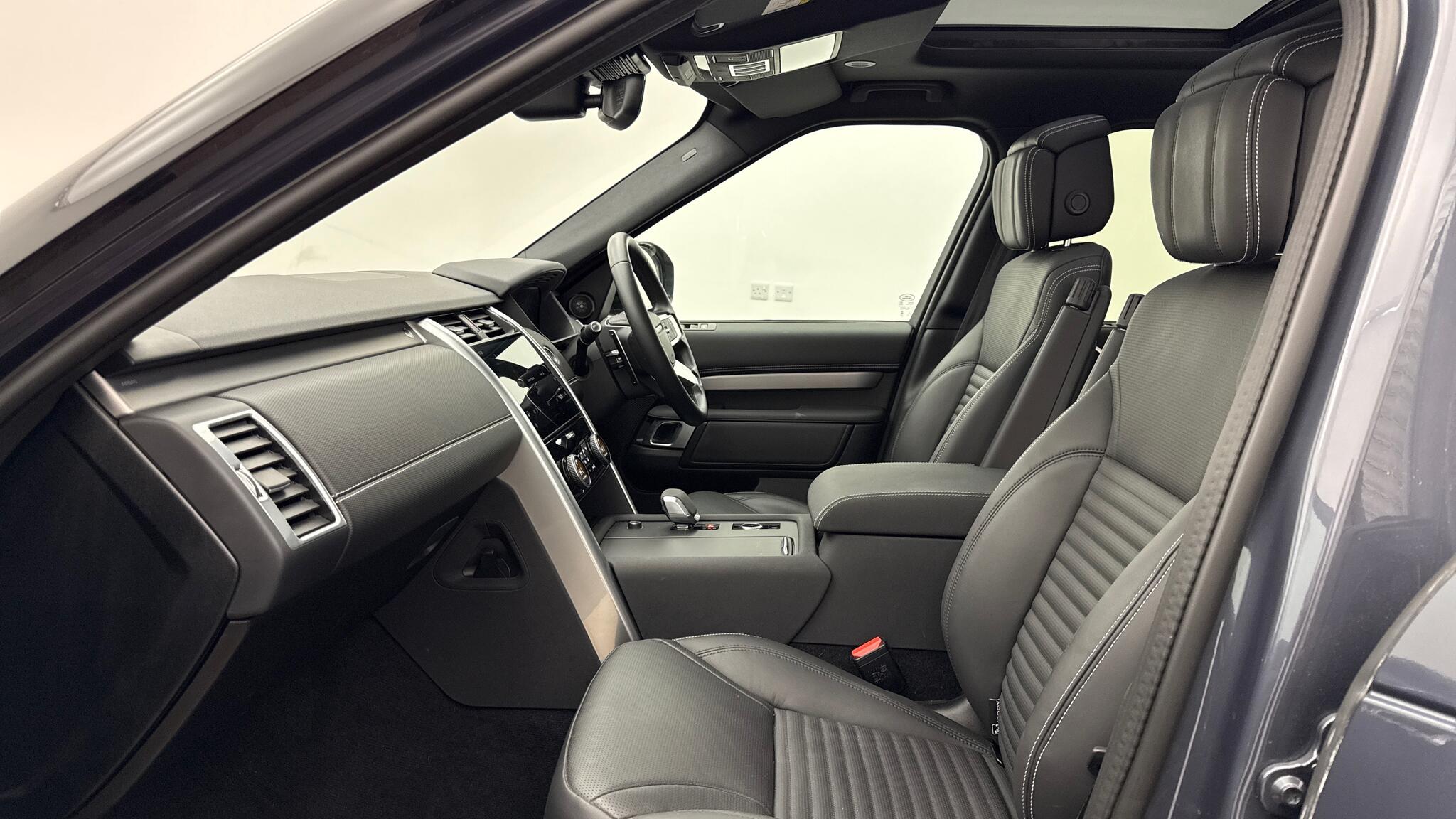 Land Rover Discovery view 3