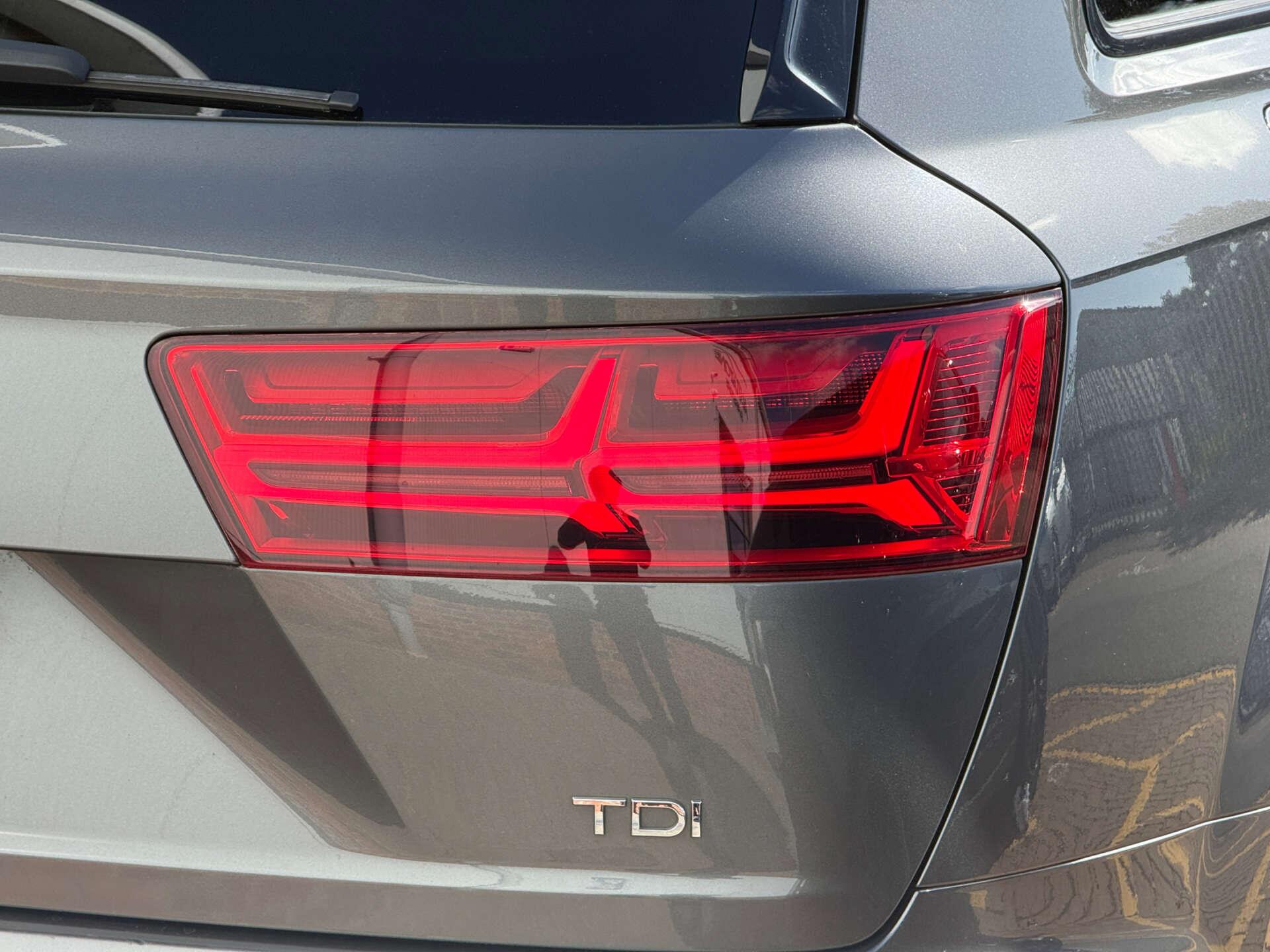 Audi SQ7 view 11