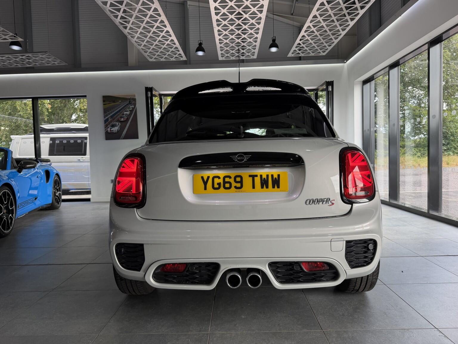Mini Cooper view 31