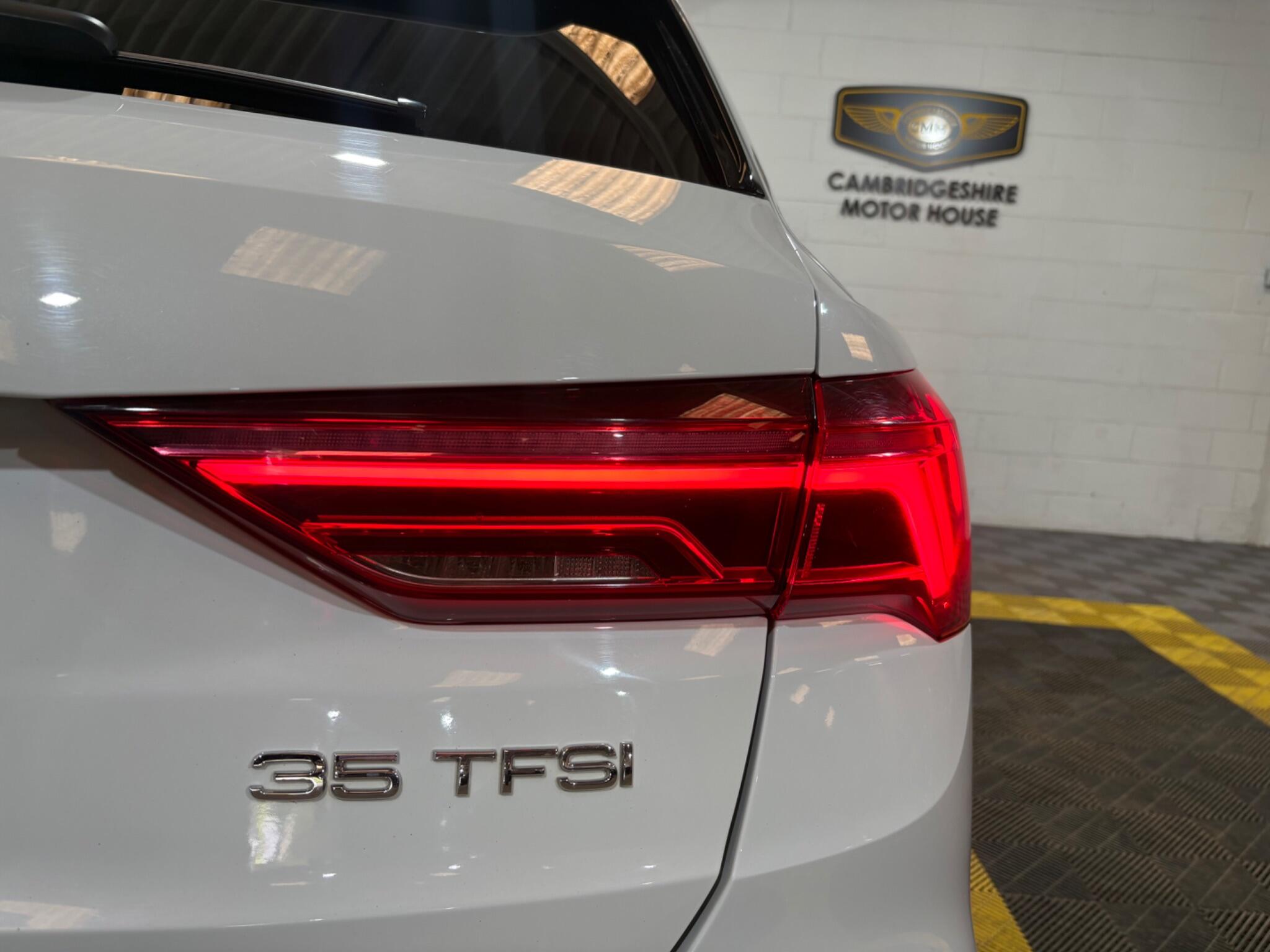 Audi Q3 view 60