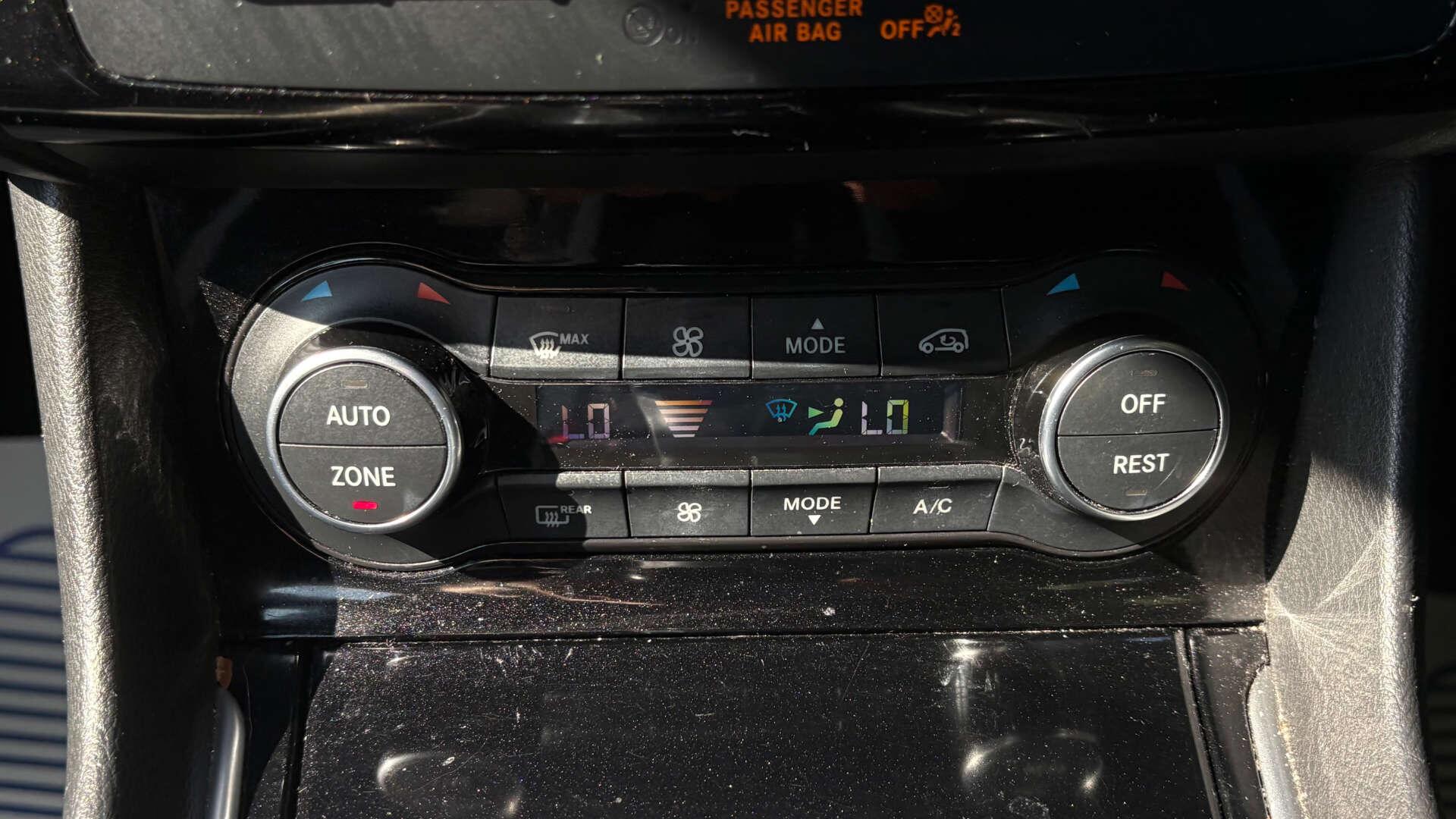 Infiniti Q30 view 27