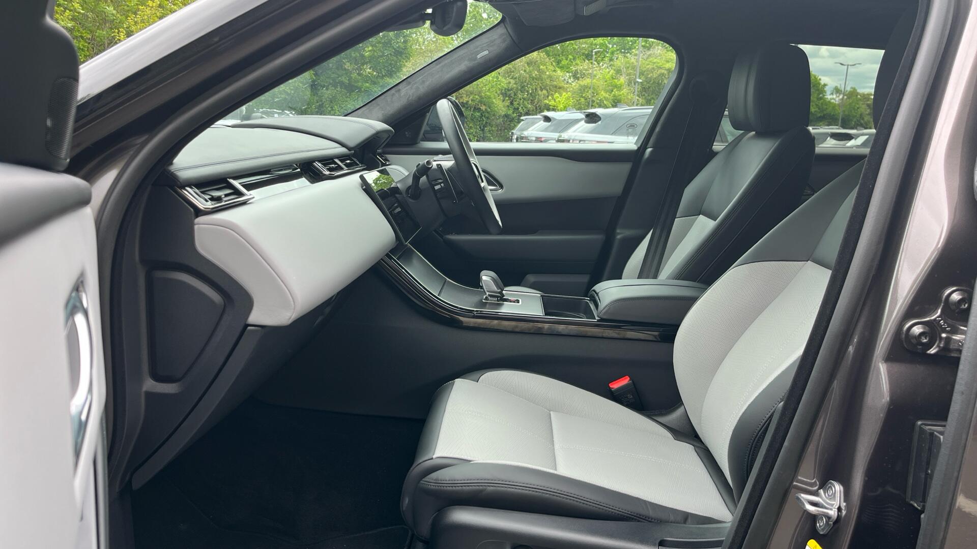 Land Rover Range Rover Velar view 3