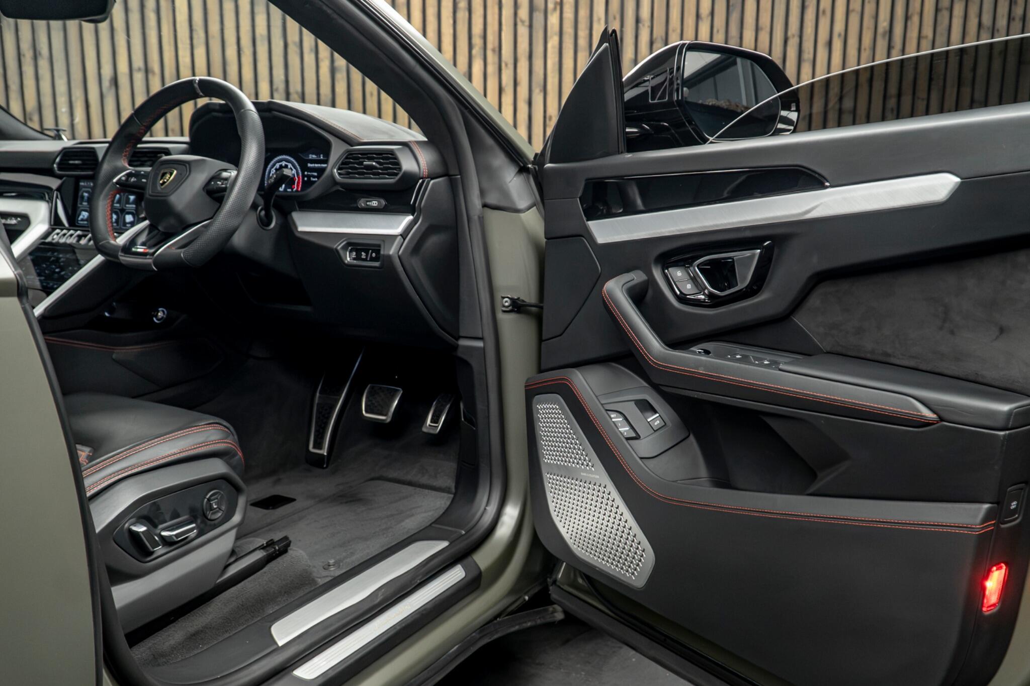 Lamborghini Urus view 32