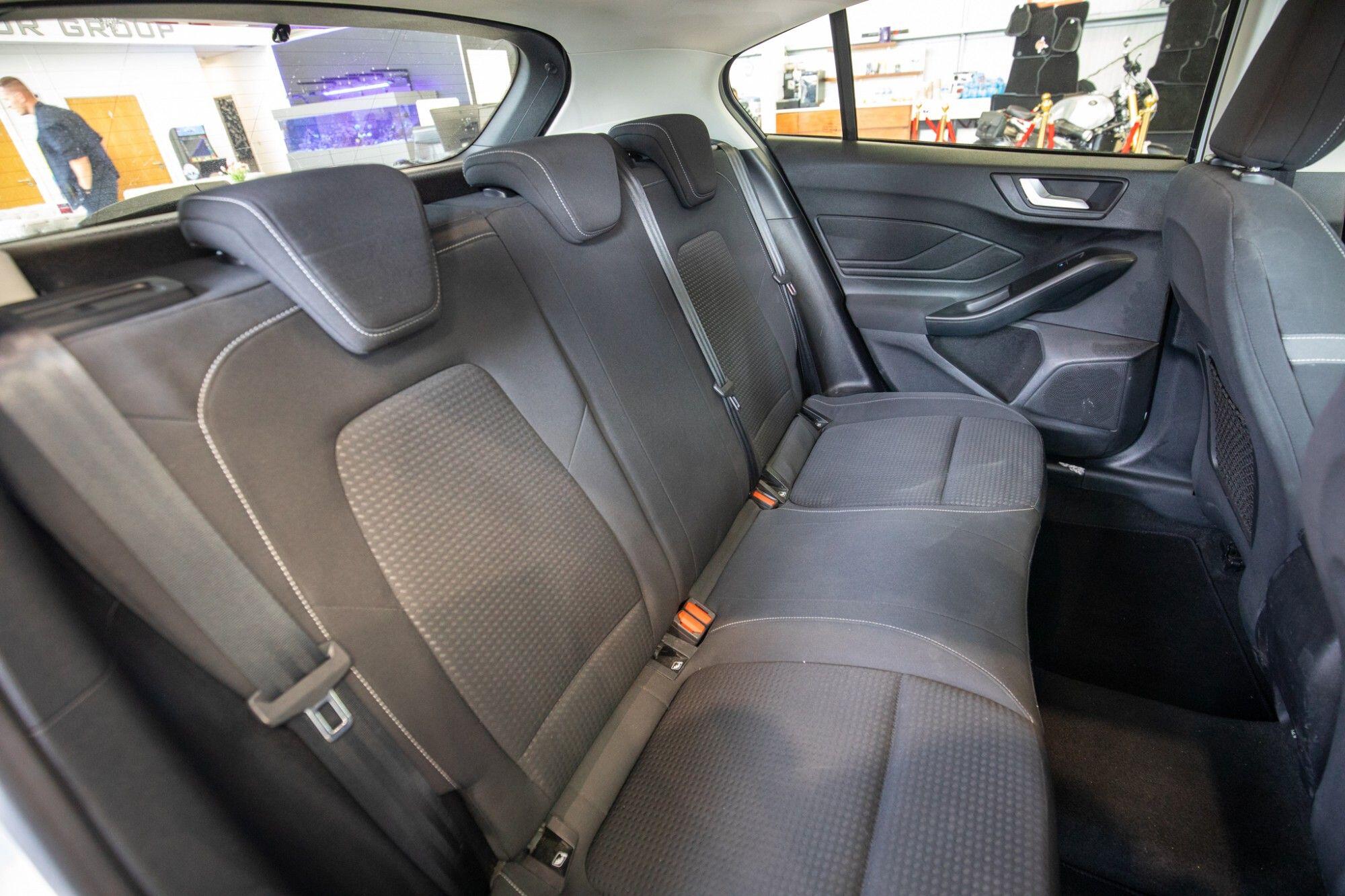 Ford Focus view 12