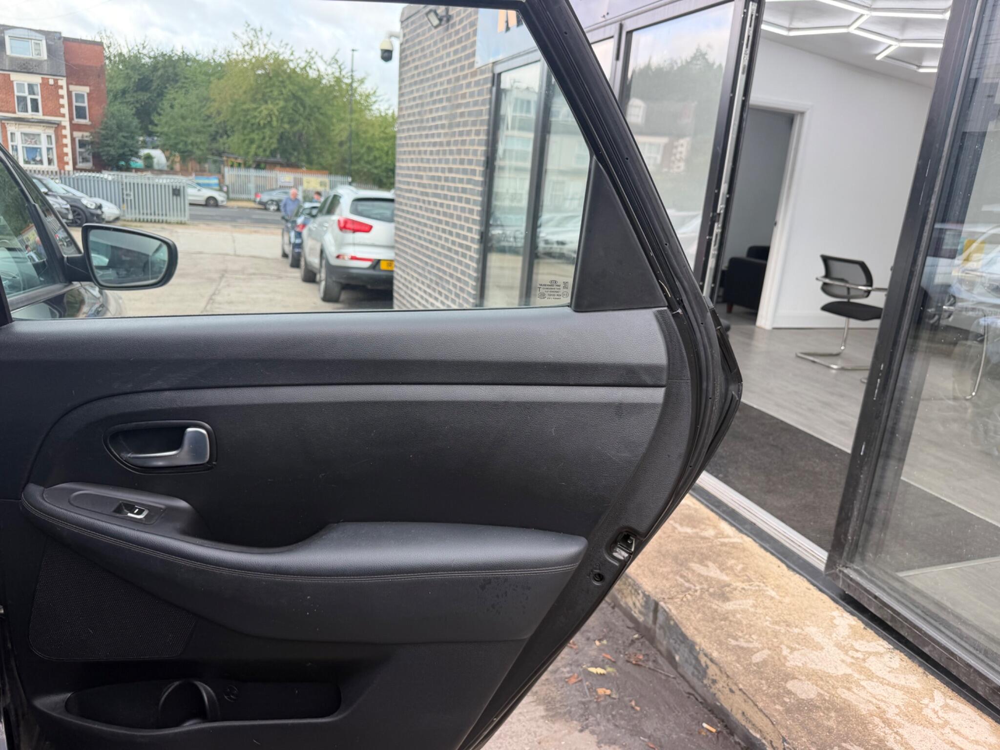 Kia Carens view 17