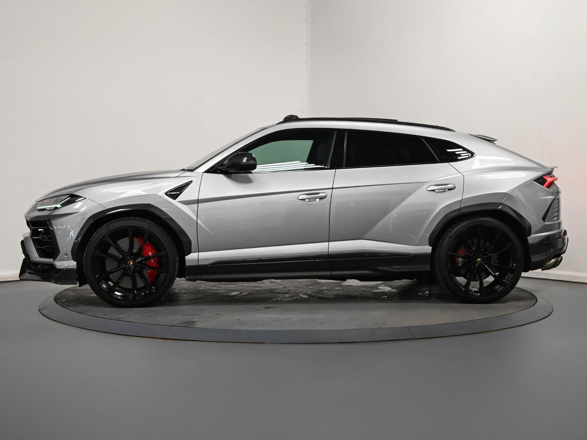 Lamborghini Urus view 6