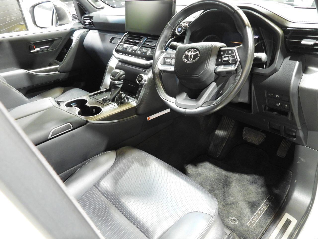 Toyota Land Cruiser view 4