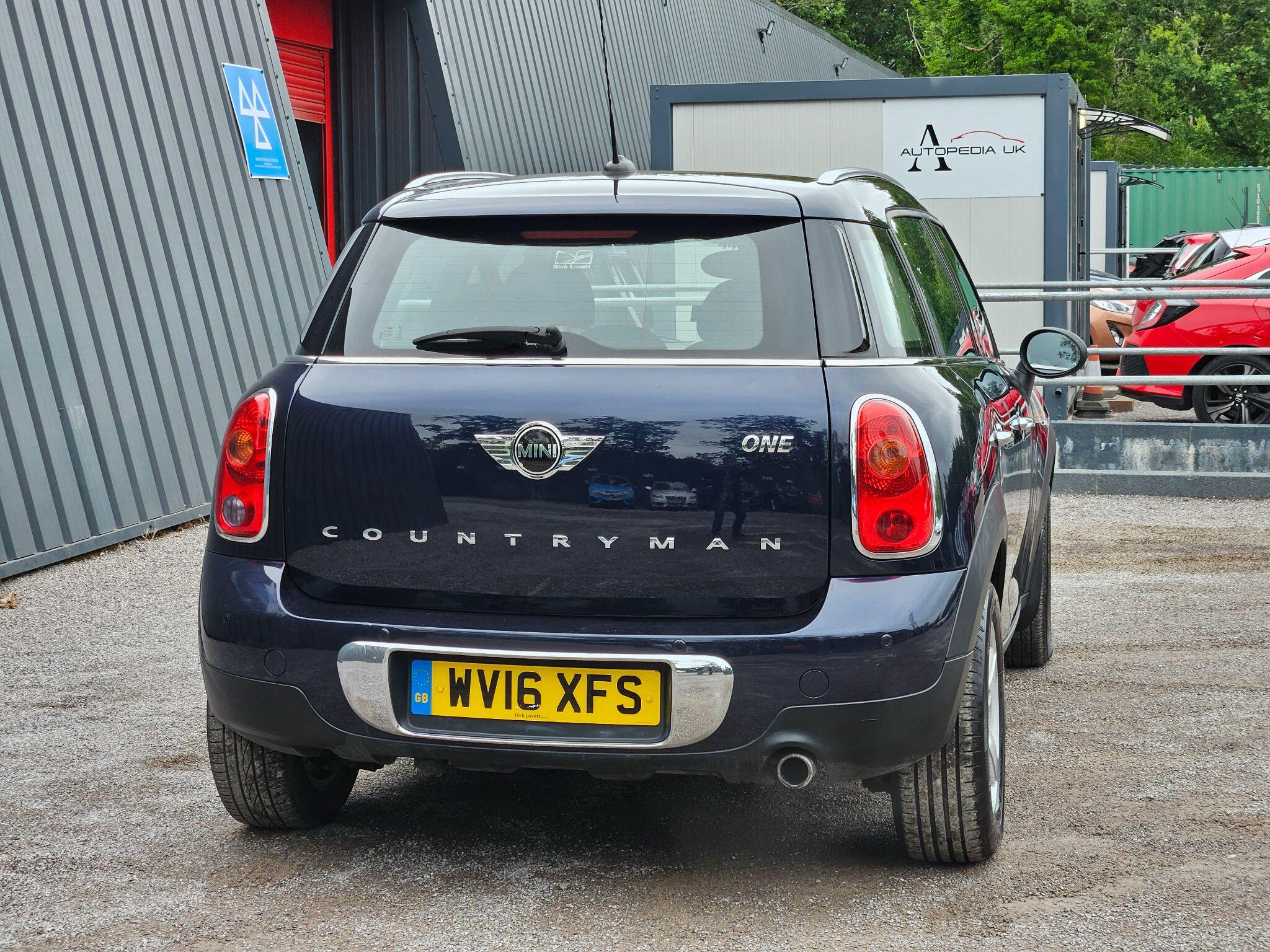 2016 MINI Countryman image 10