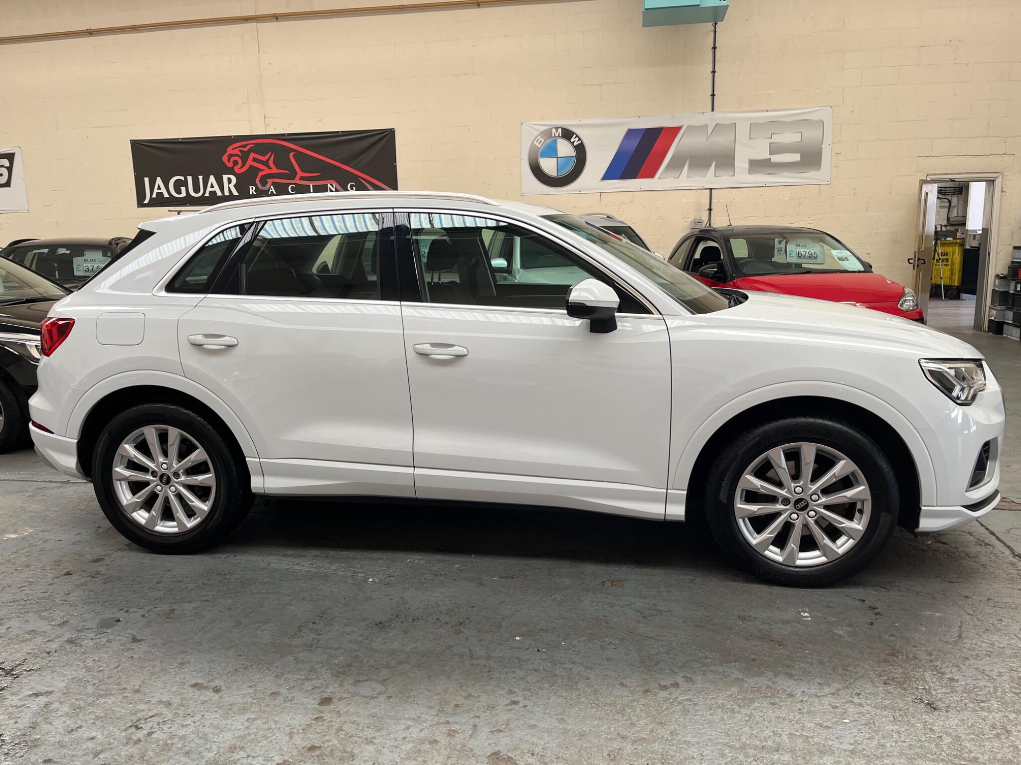 Audi Q3 view 10