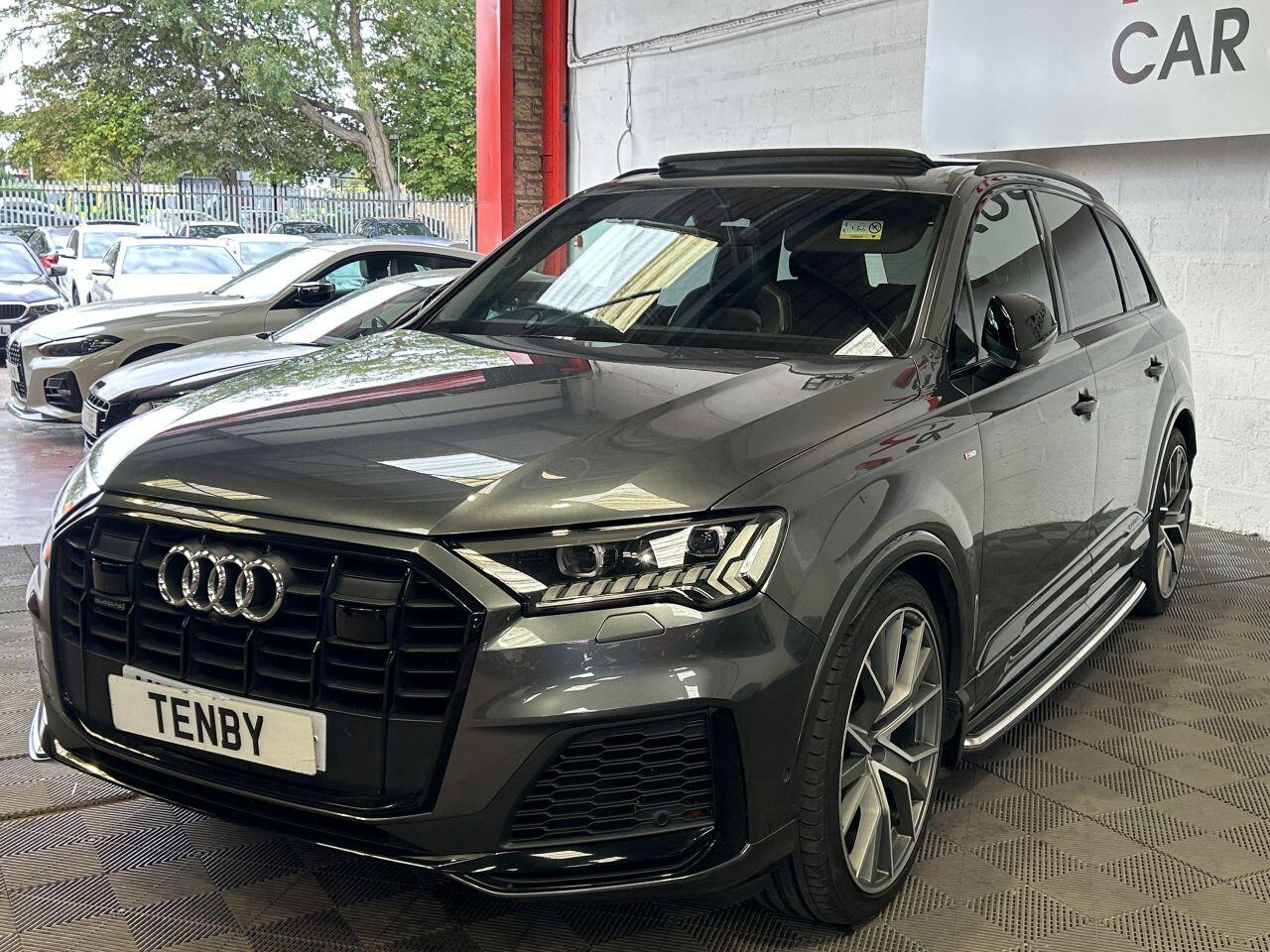 Audi Q7 view 5