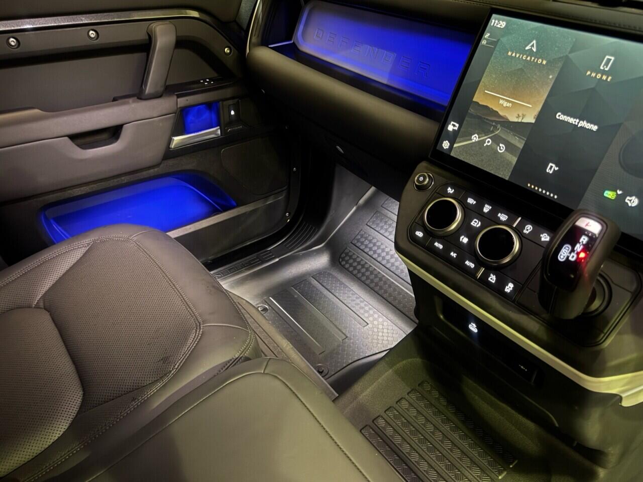Land Rover Defender 110 view 14