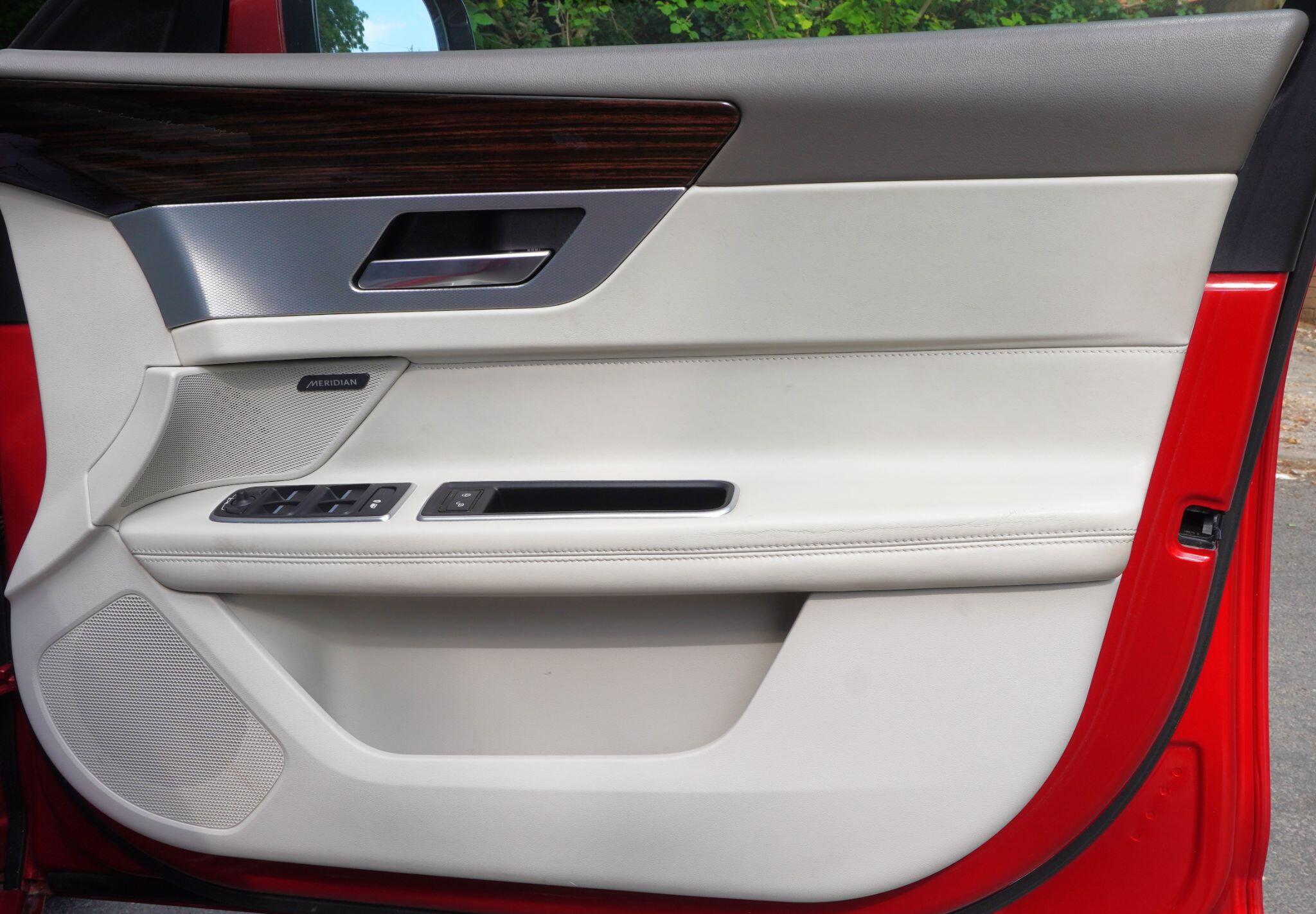 Jaguar XF view 16