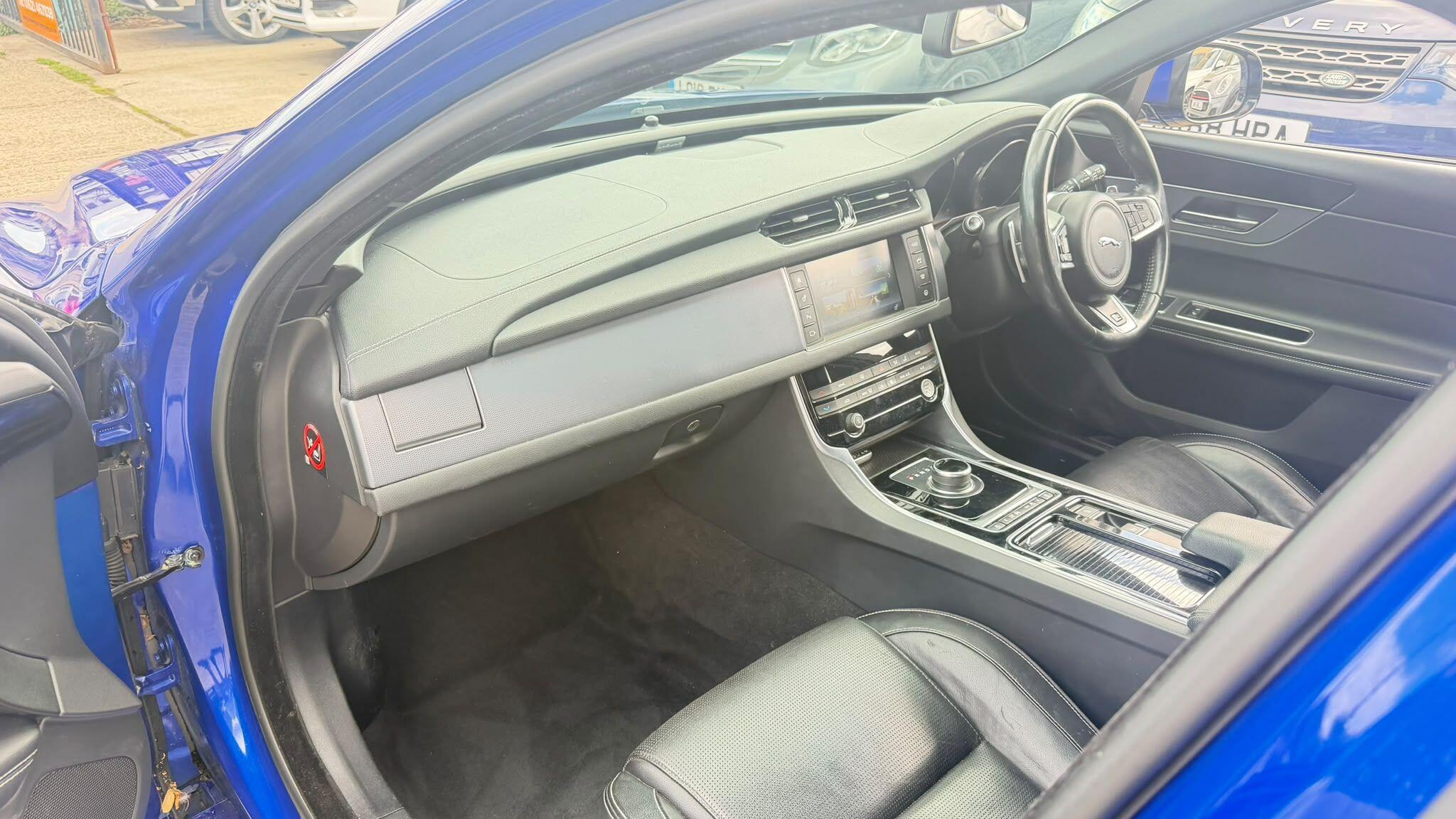 Jaguar XF view 20