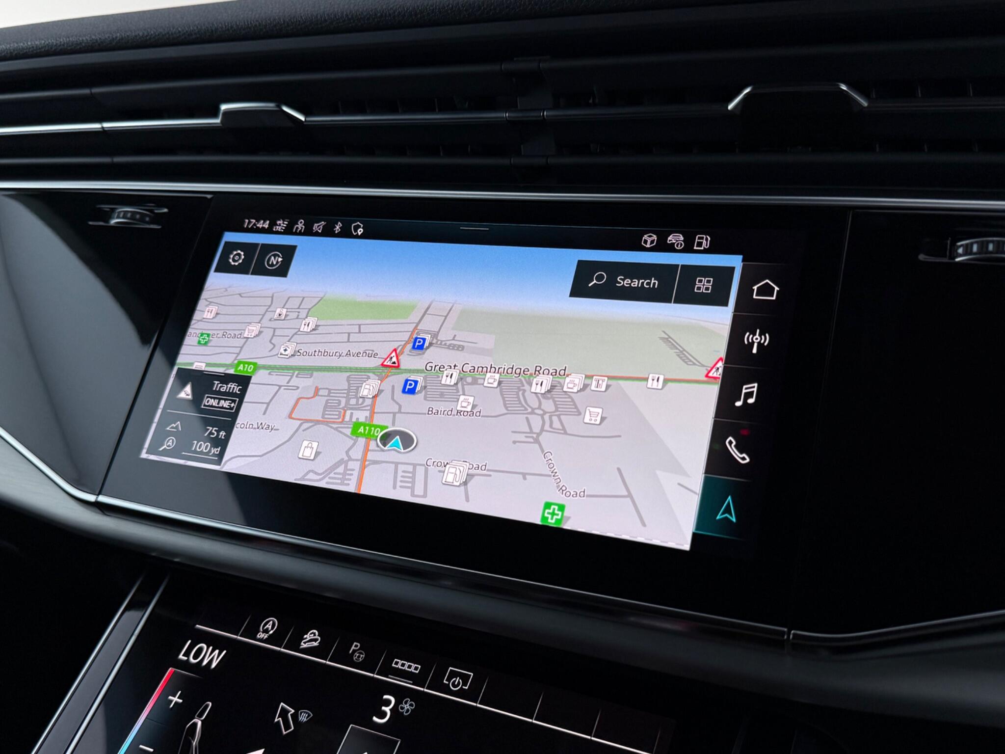 Audi Q8 view 36