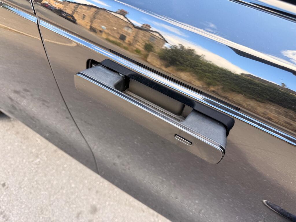 Land Rover Range Rover Velar view 23