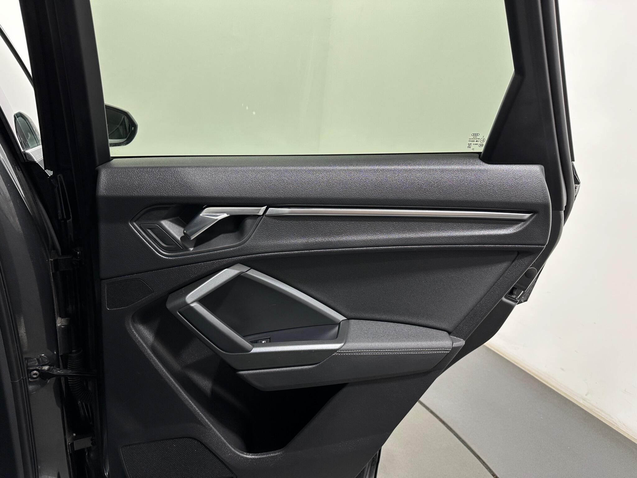 Audi Q3 view 42