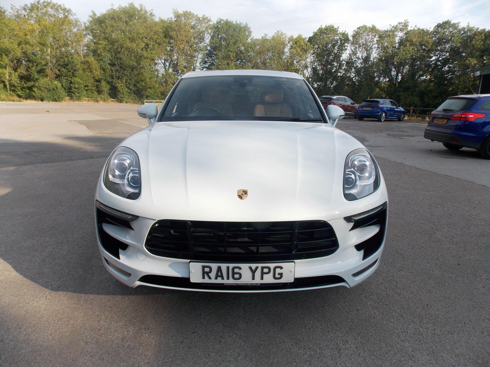Porsche Macan view 3