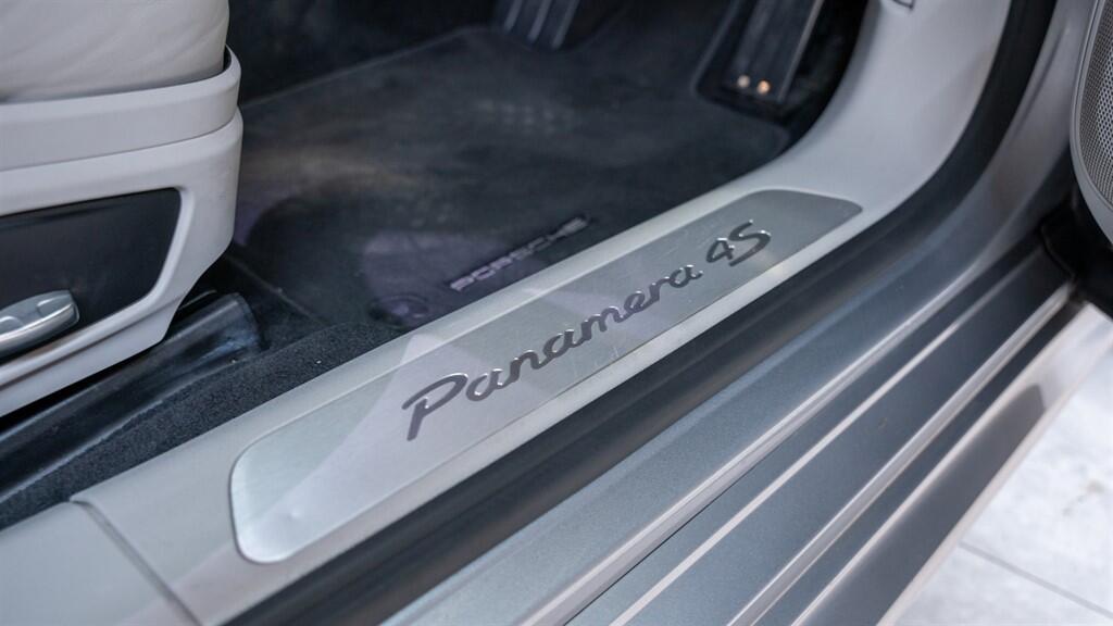 Porsche Panamera view 26
