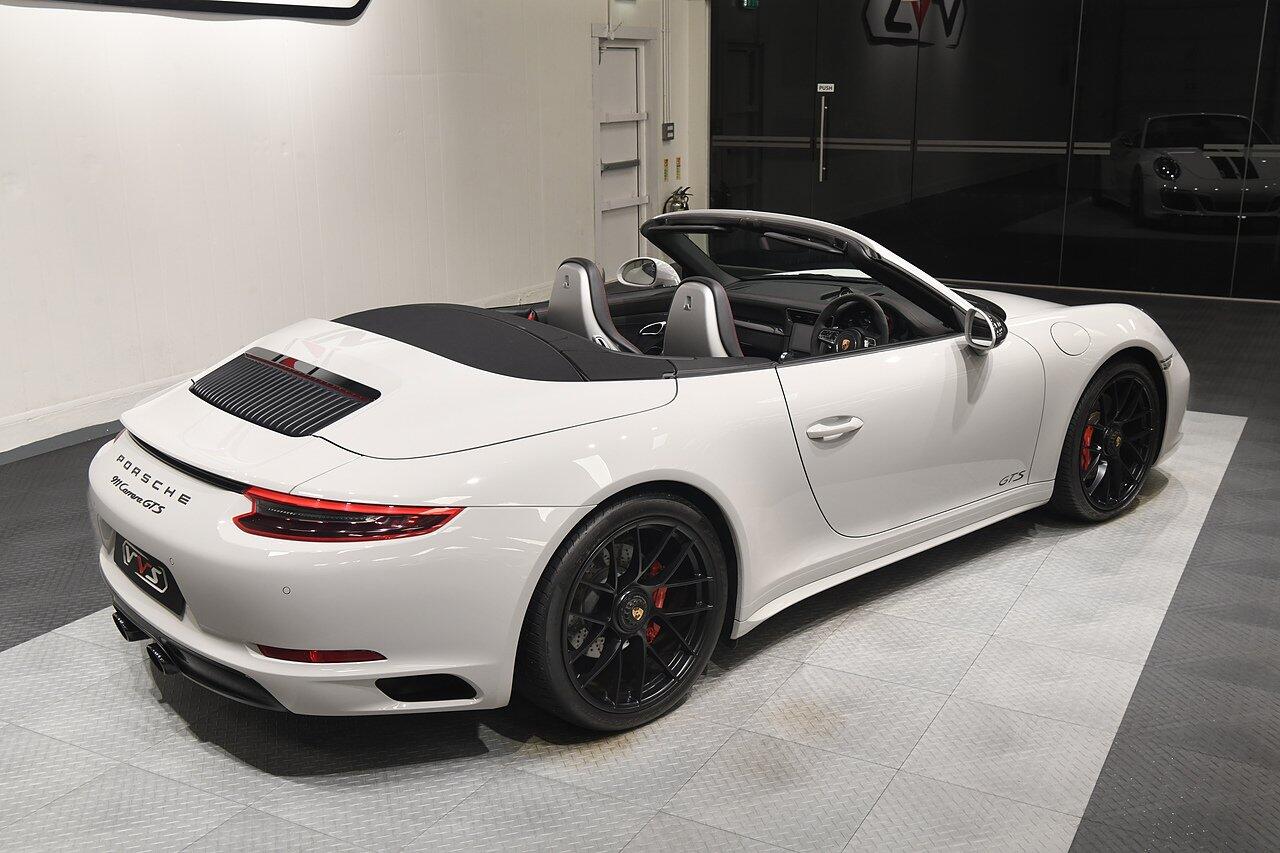 Porsche 911 view 31