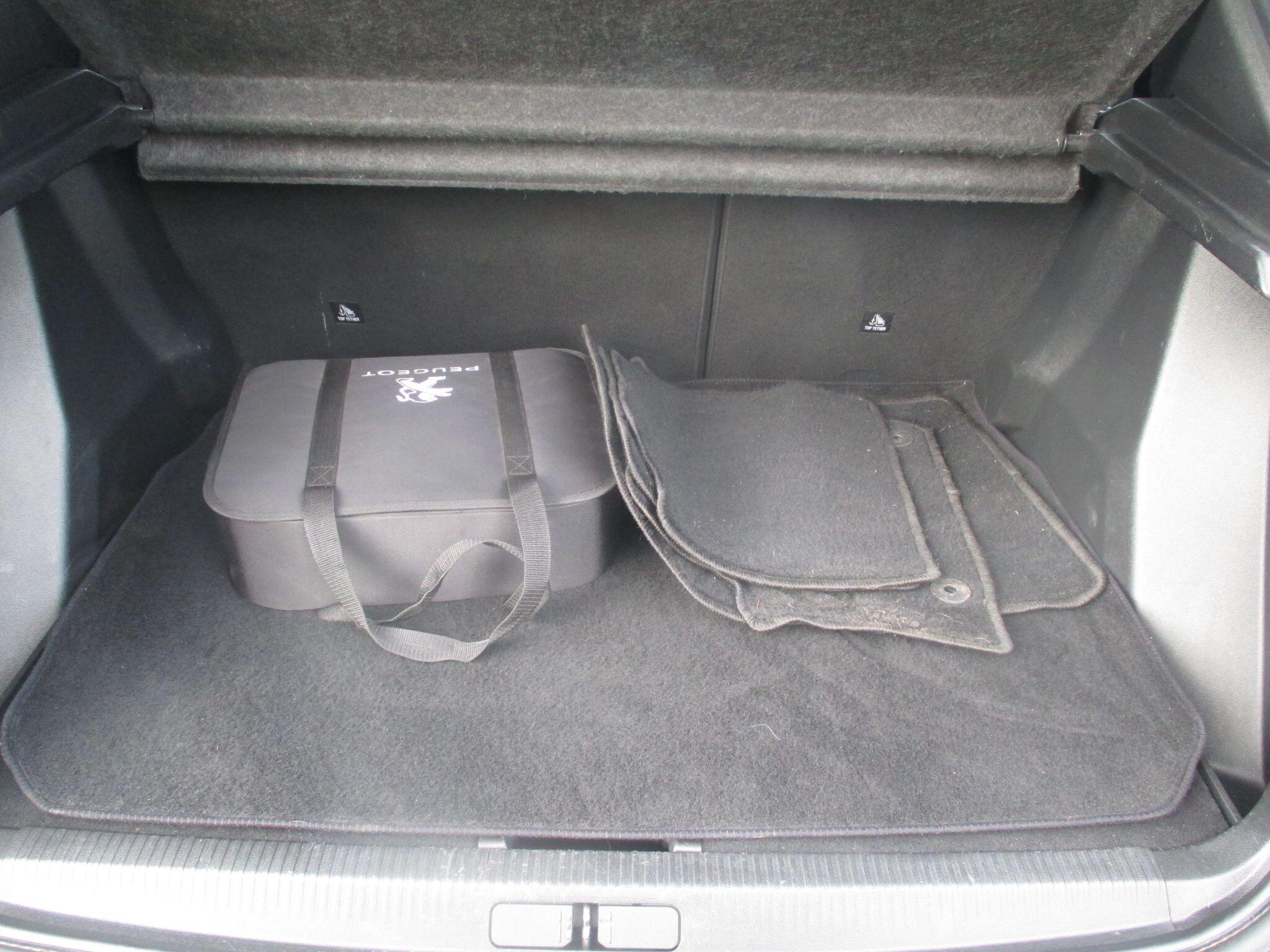 Peugeot E-2008 view 15