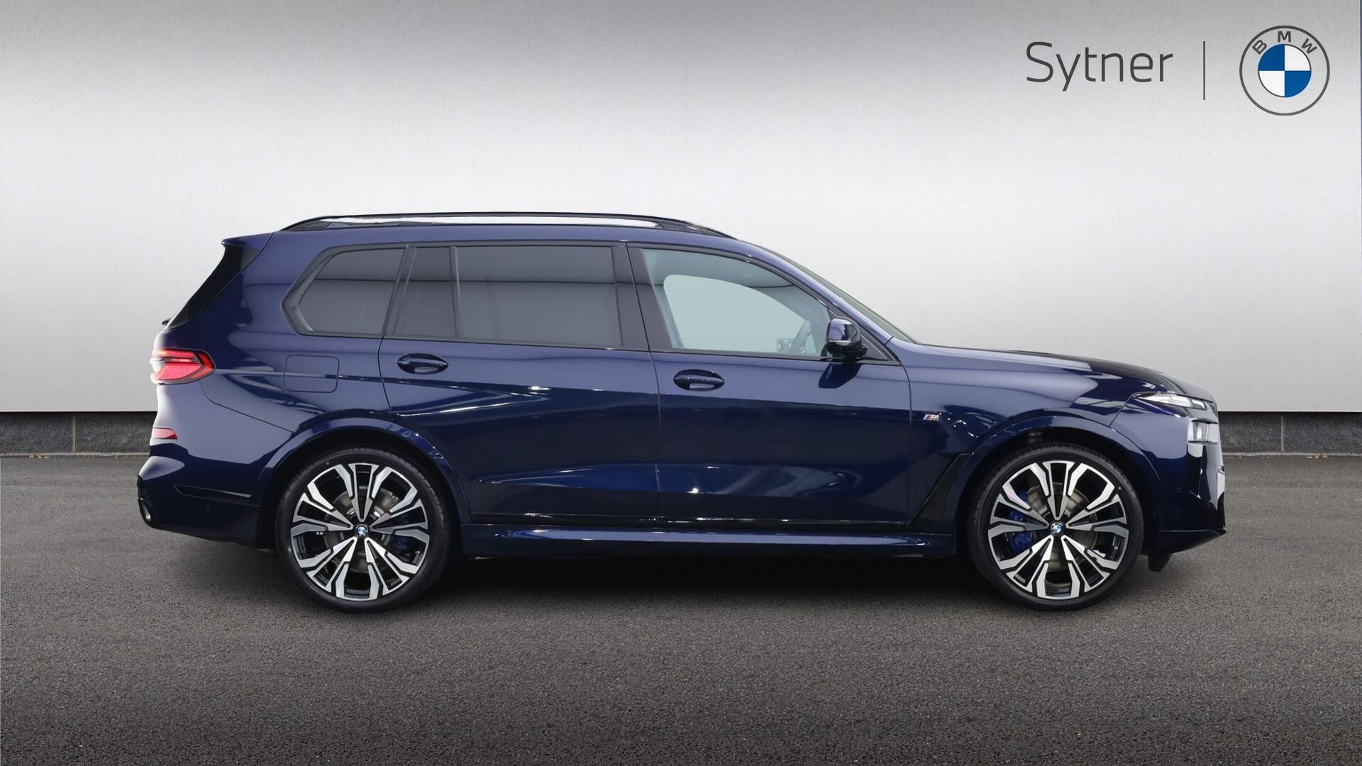 BMW X7 view 3