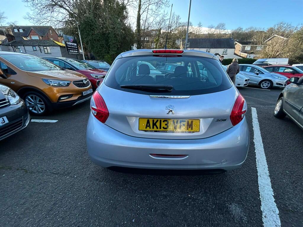 Peugeot 208 view 3