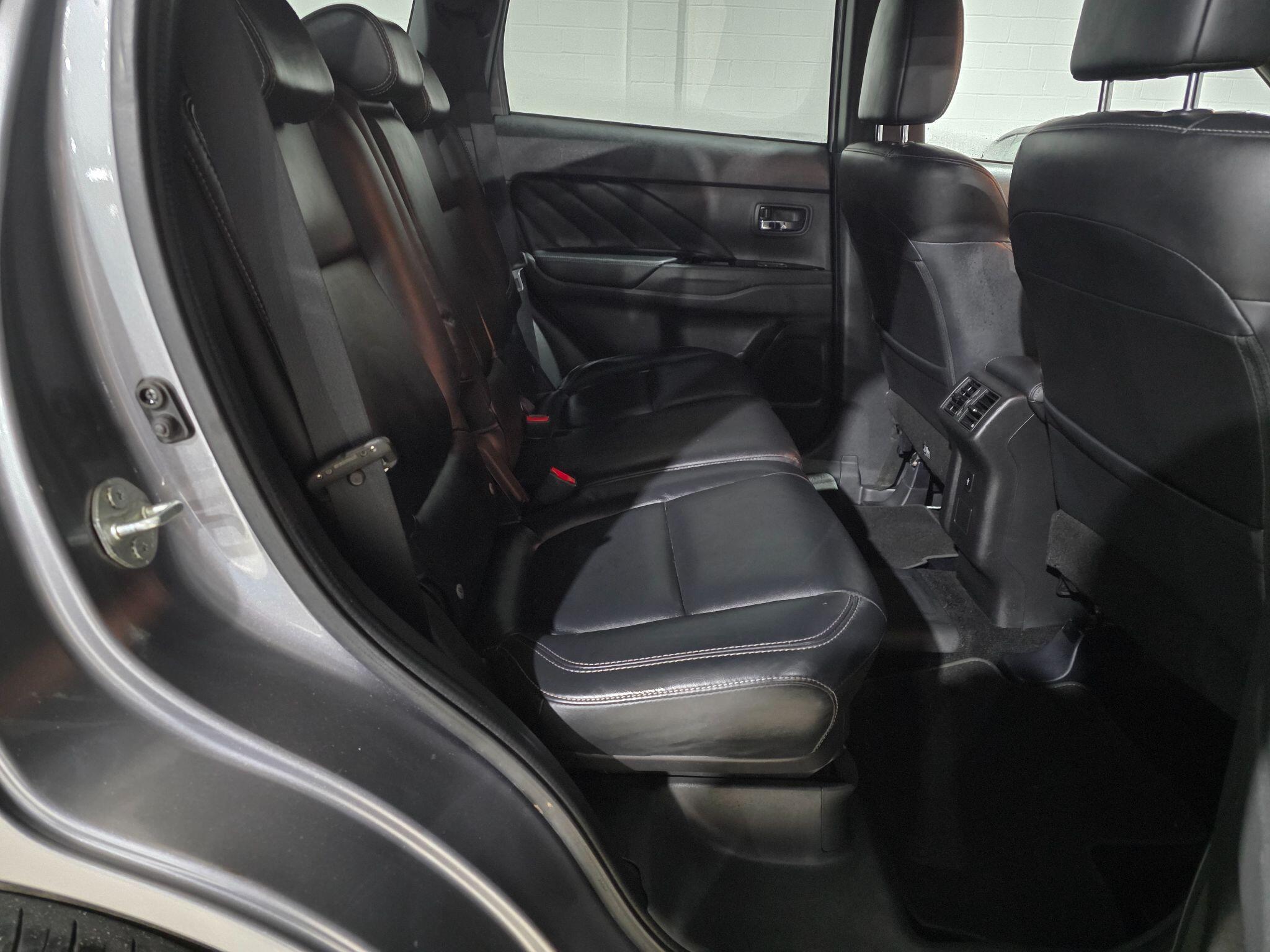 Mitsubishi Outlander view 23
