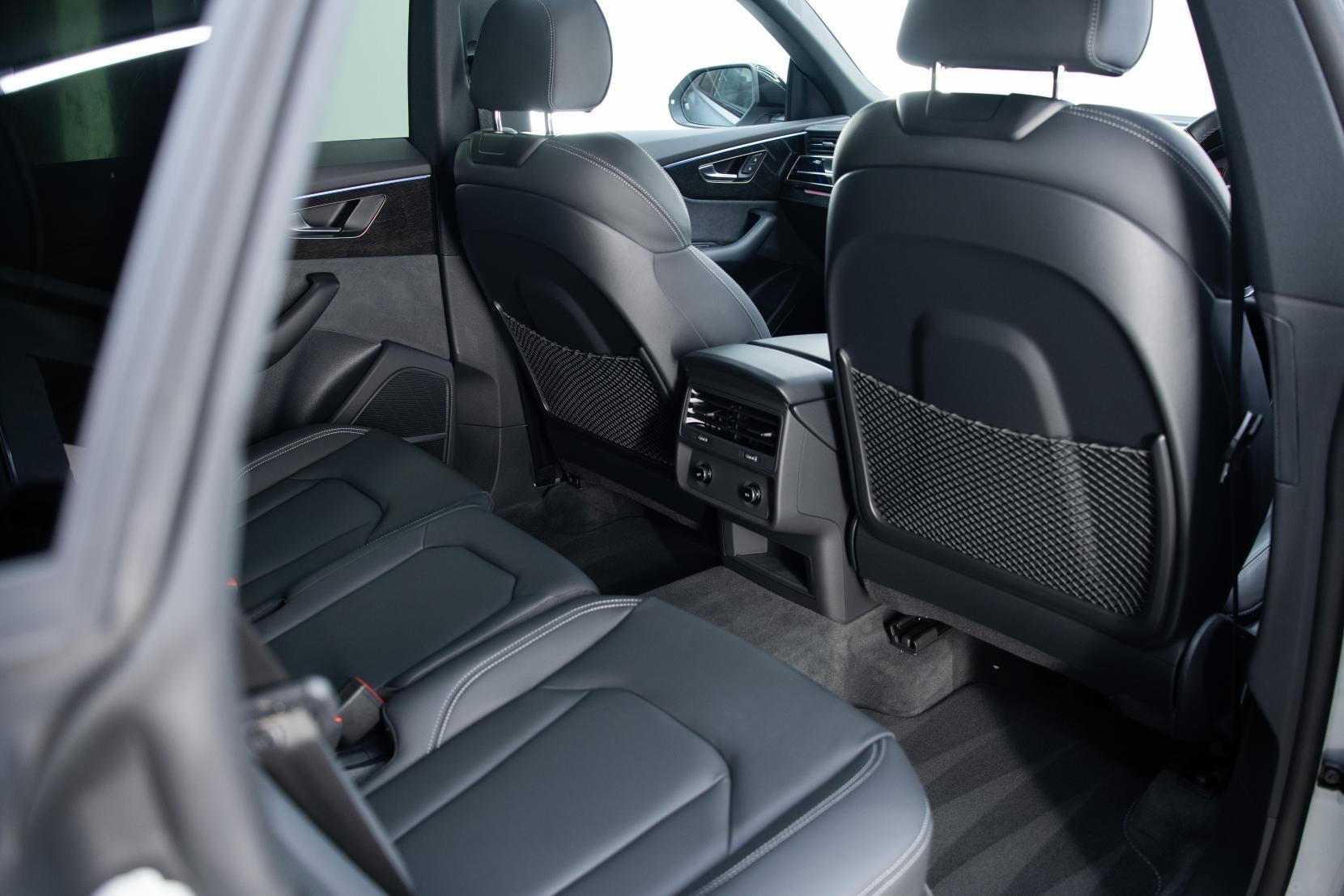 Audi Q8 view 10